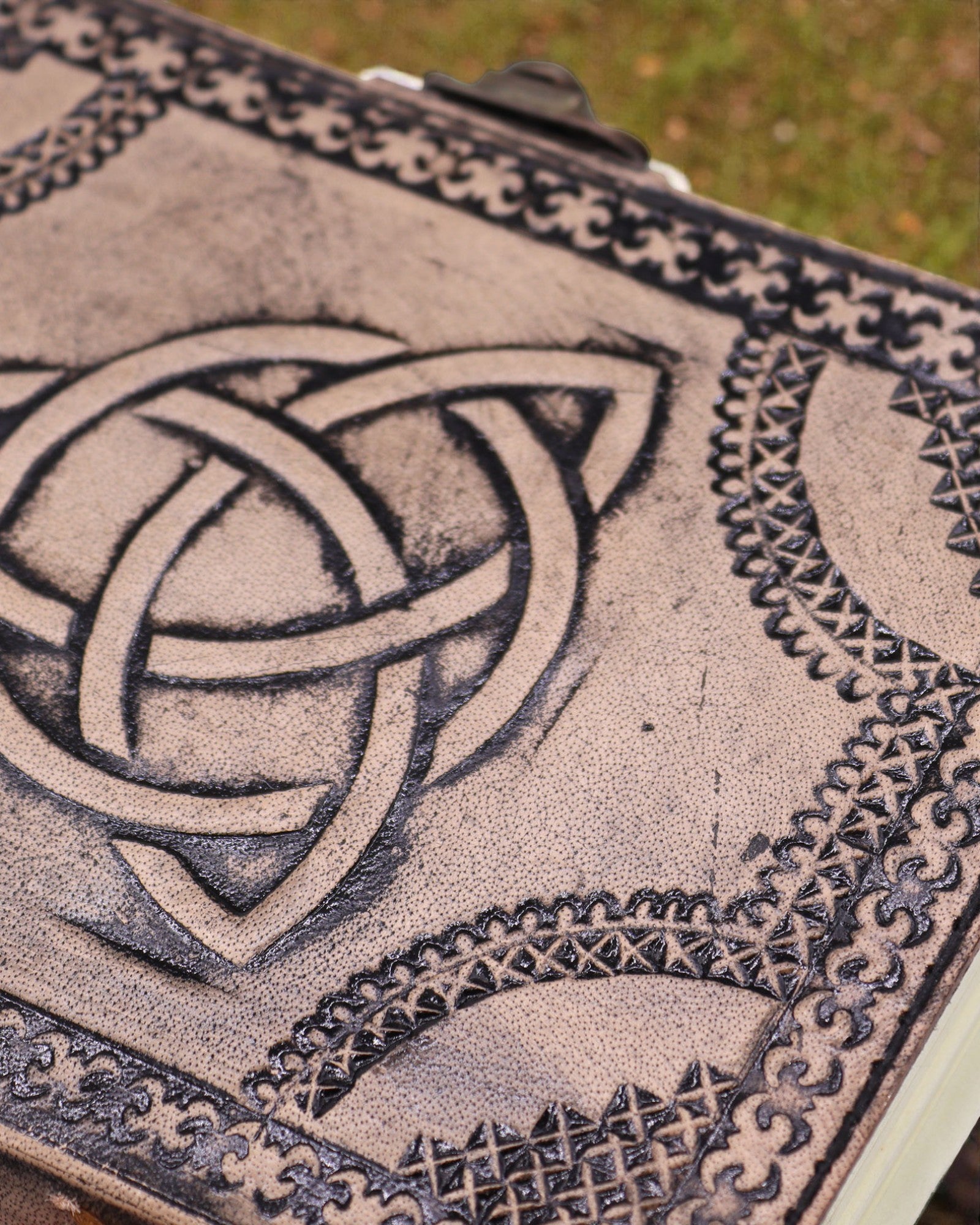 Caderno Esotérico em Pele Triquetra – 17,5 × 12,5 × 3 cm | 200 páginas, bordas cosidas