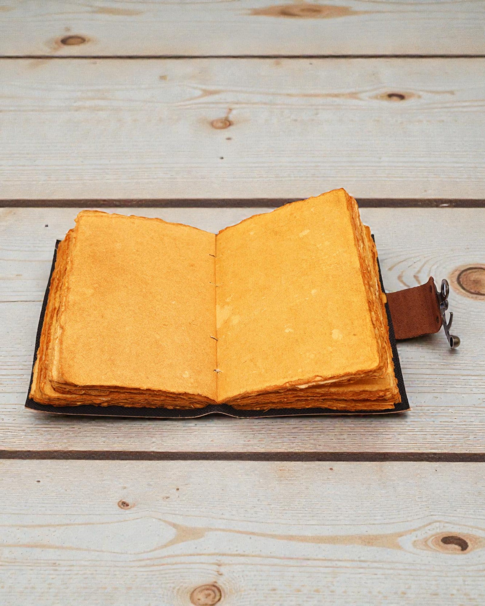 Lotus Anima – Caderno de Notas em Couro Mandala de Lótus com Folhas Envelhecidas