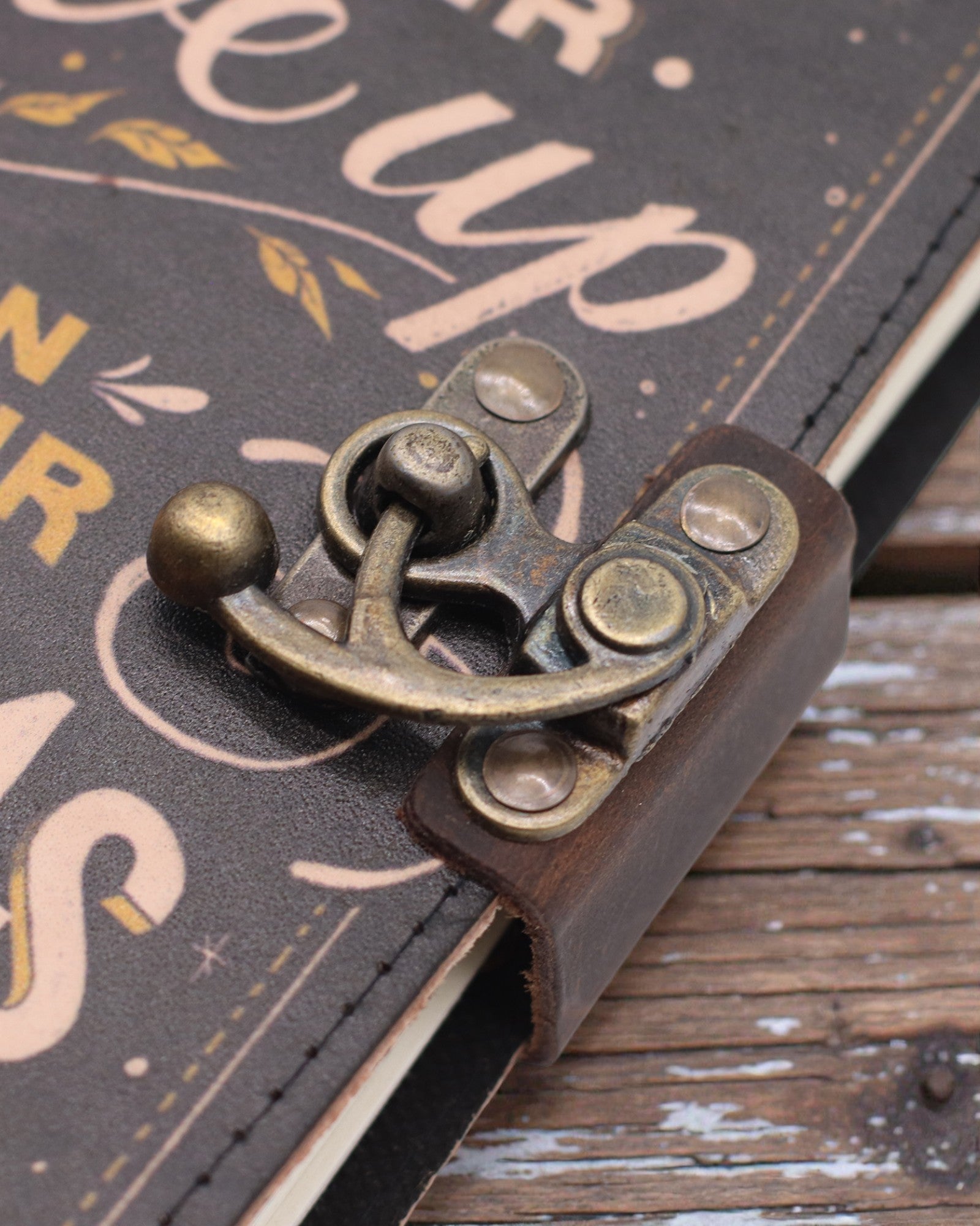 Caderno de Notas Motivacional em Couro Never Give Up On Your Dreams – 17,8 × 12,7 cm