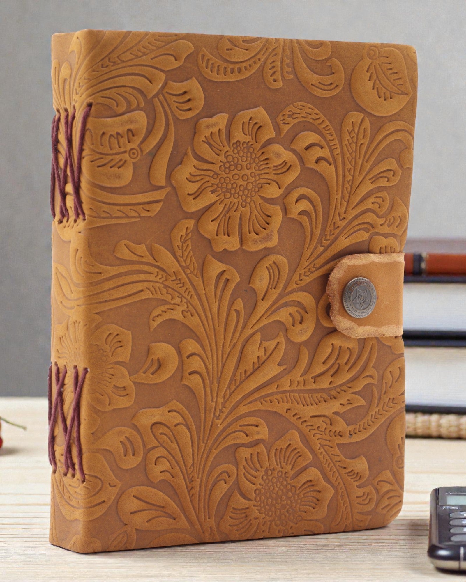 Caderno de couro em relevo – Padrão floral castanho-claro – 17.8×12.7 cm