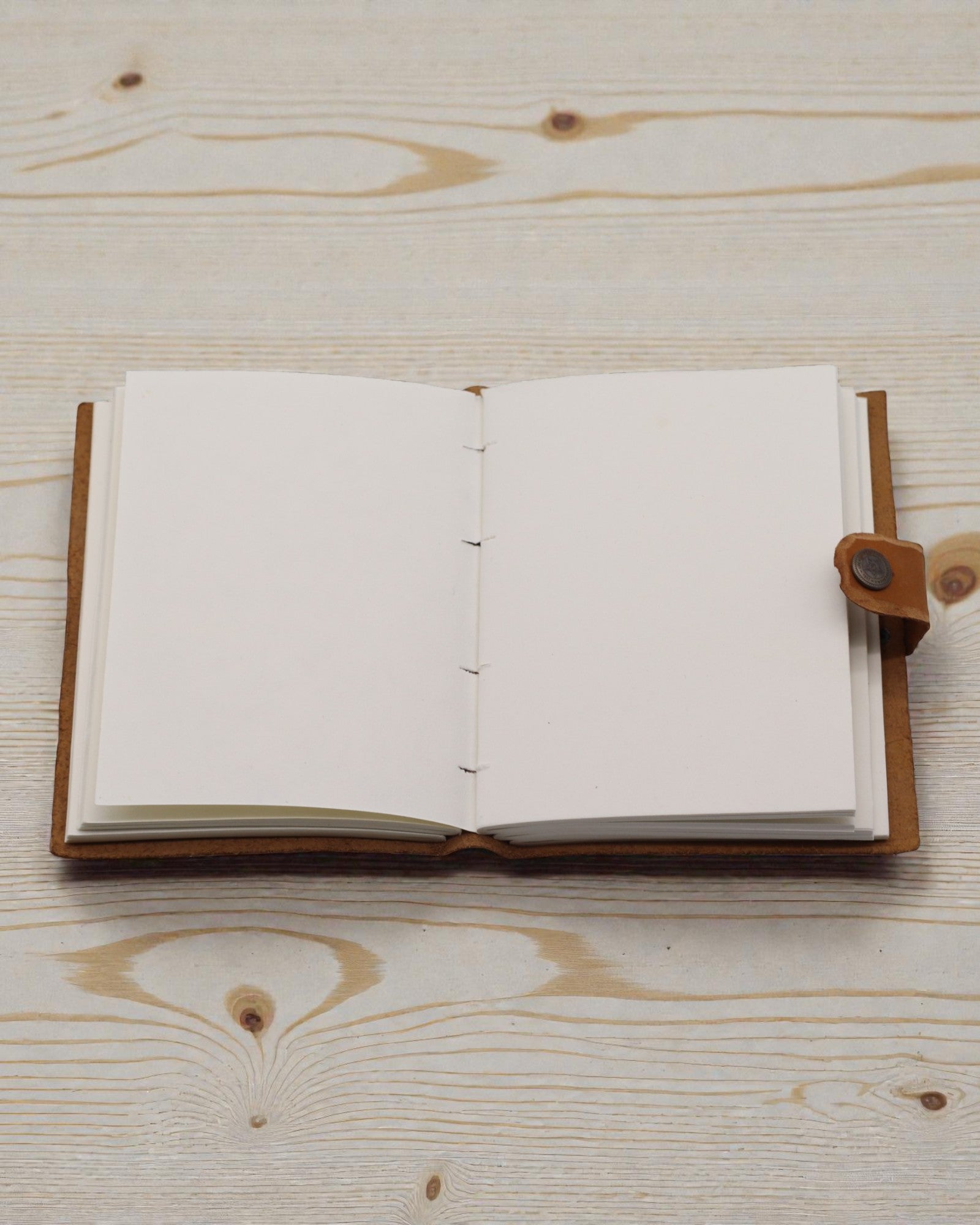 Caderno de couro em relevo – Padrão floral castanho-claro – 17.8×12.7 cm