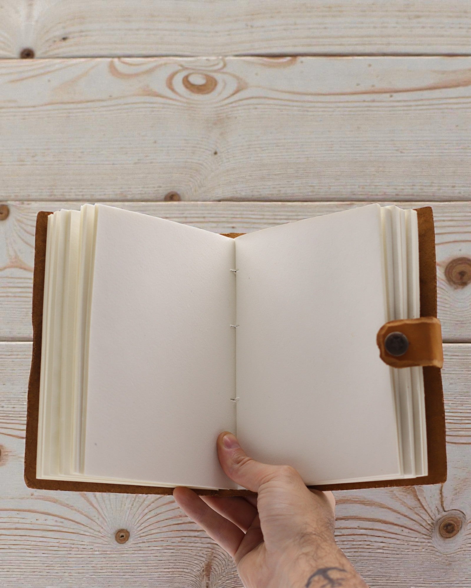 Caderno de couro em relevo – Padrão floral castanho-claro – 17.8×12.7 cm