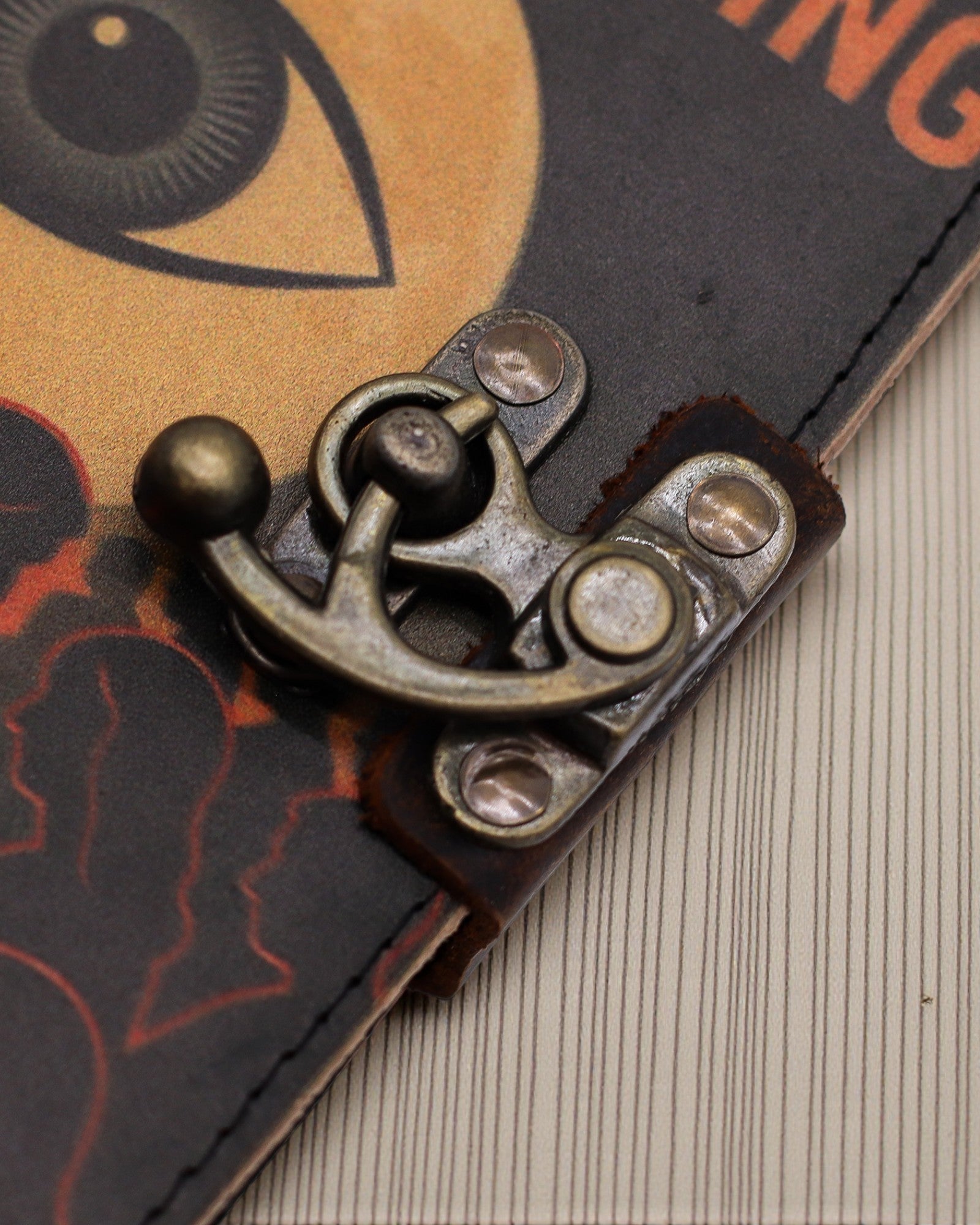 Caderno em Pele com Estampado – Stop Doomscrolling (17,8 × 12,7 cm)