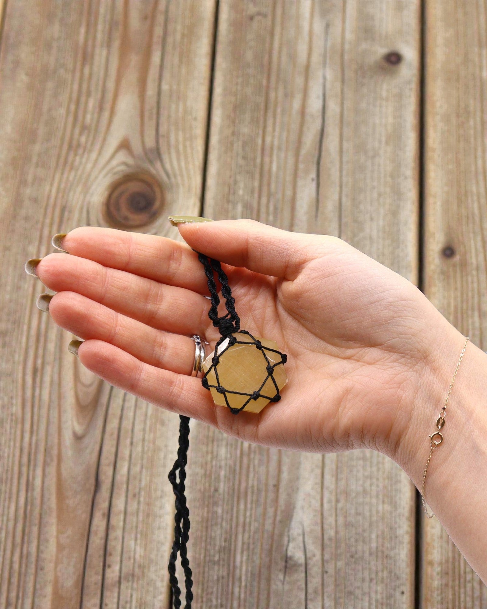 Hexágono do Sol – Colar de Macramé com Quartzo Amarelo