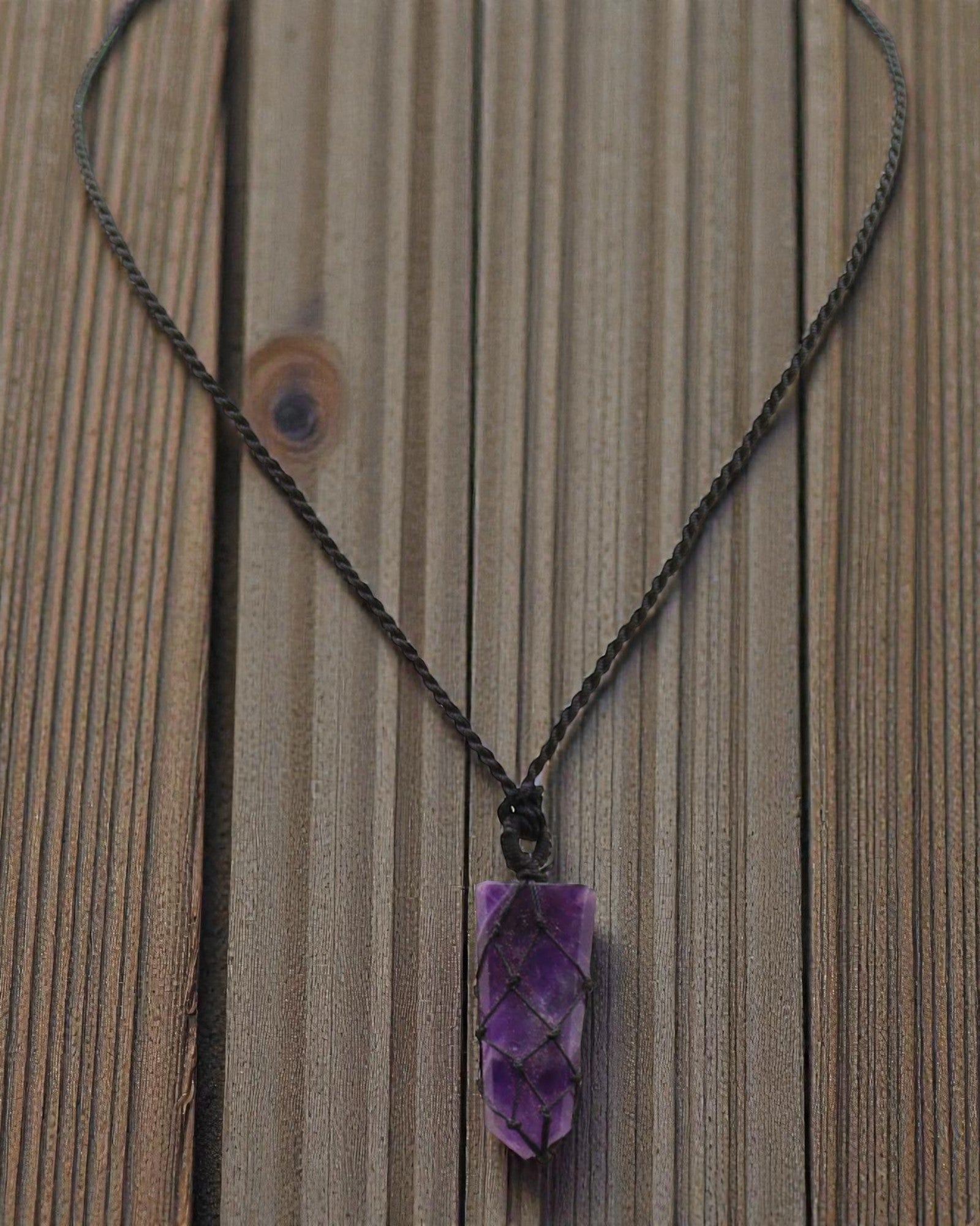 Ponto Violeta – Colar de Macramé com Ponta de Ametista
