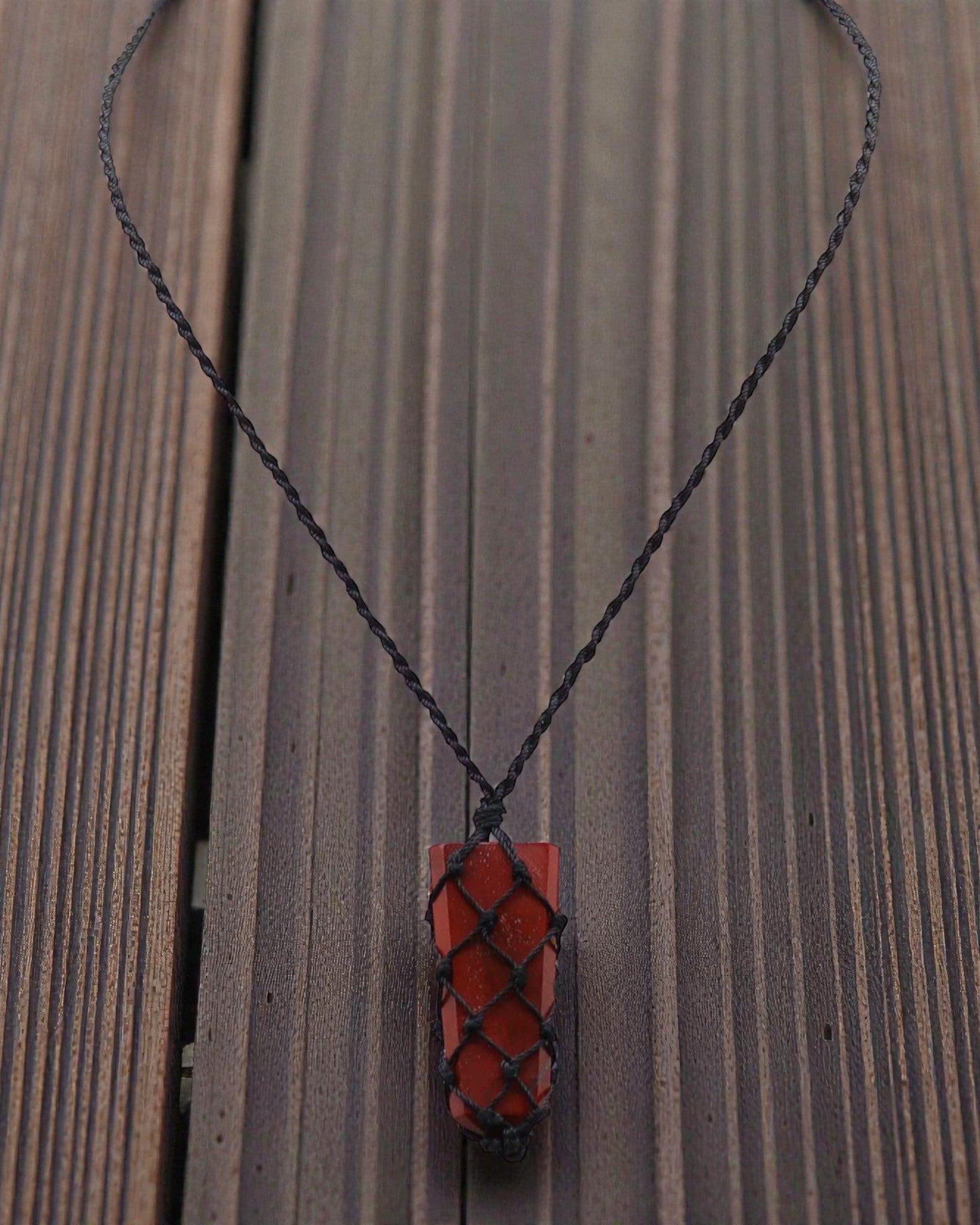 Poder Escarlate – Colar de Macramé com Jaspe Vermelho em Ponta