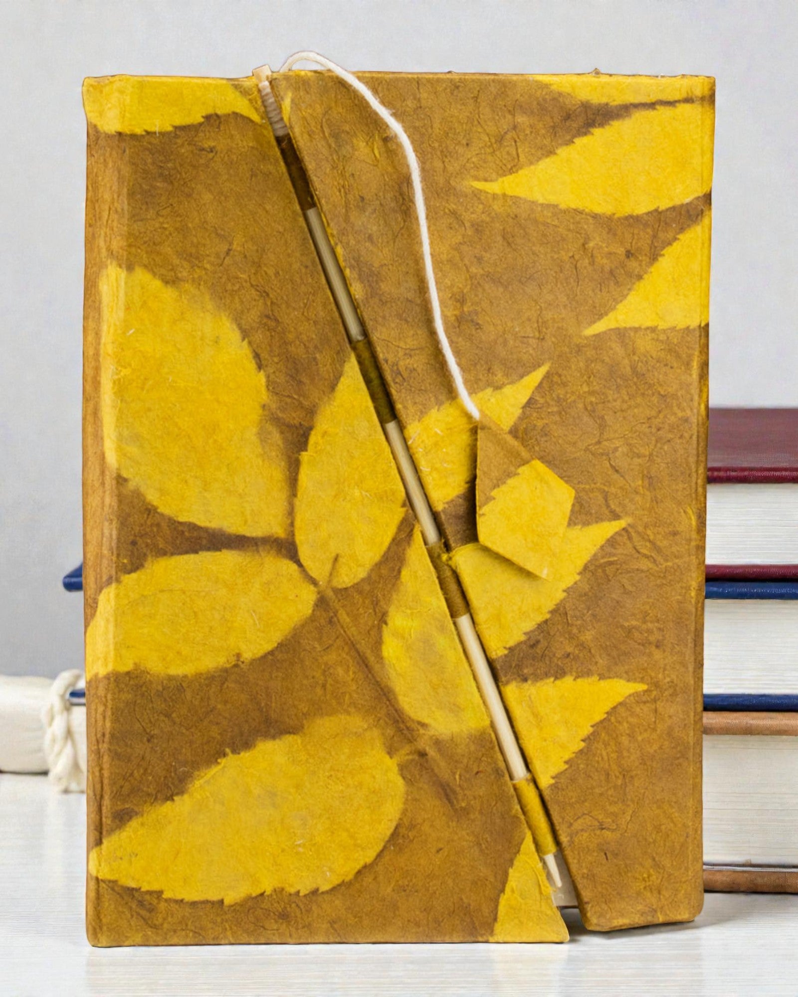 Caderno Médio Lokta Flores Ousadas – Mostarda (45 folhas, 15 x 12 cm)