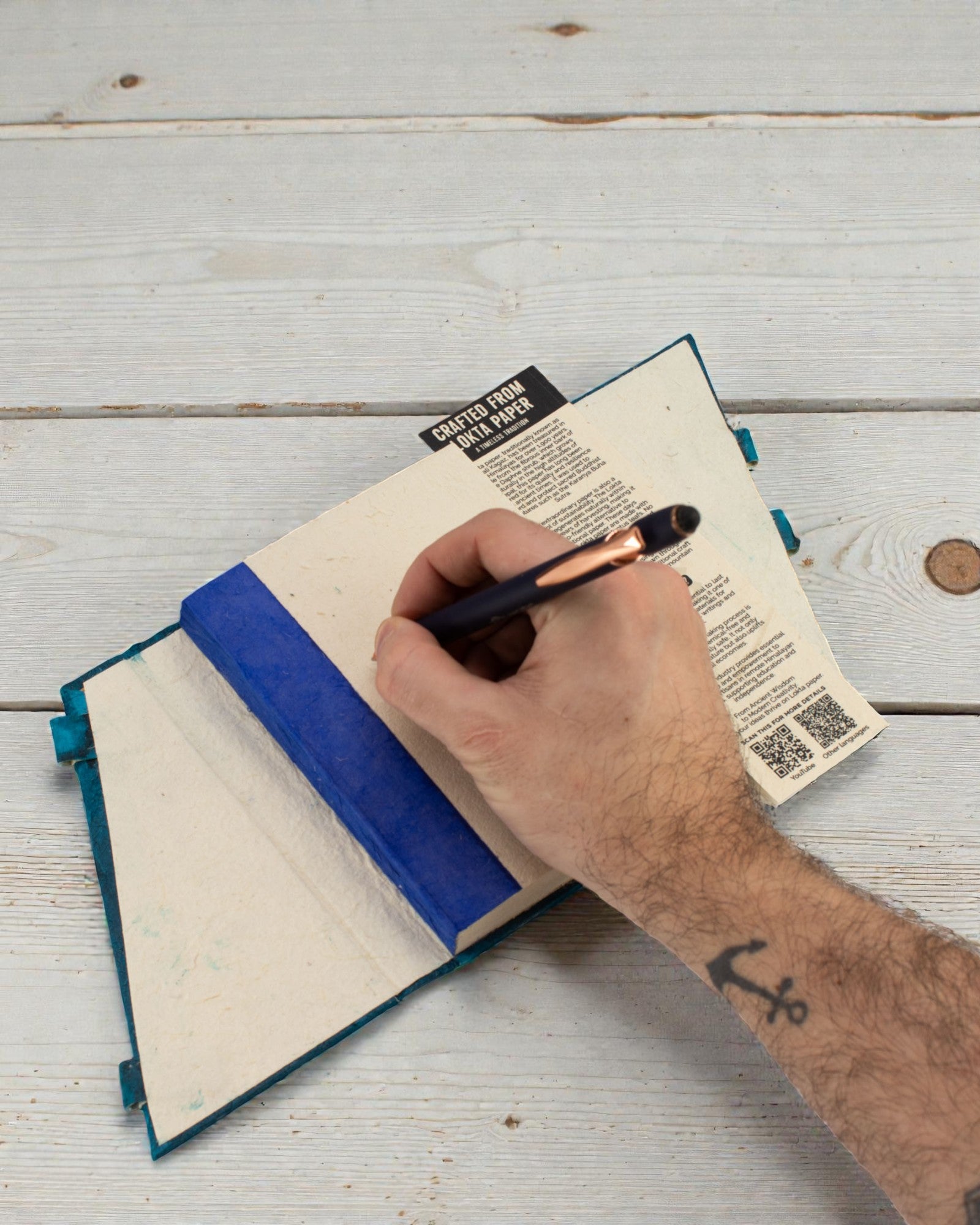 Caderno Médio Lokta Flores Ousadas – Azul-marinho (45 folhas, 15 x 12 cm)