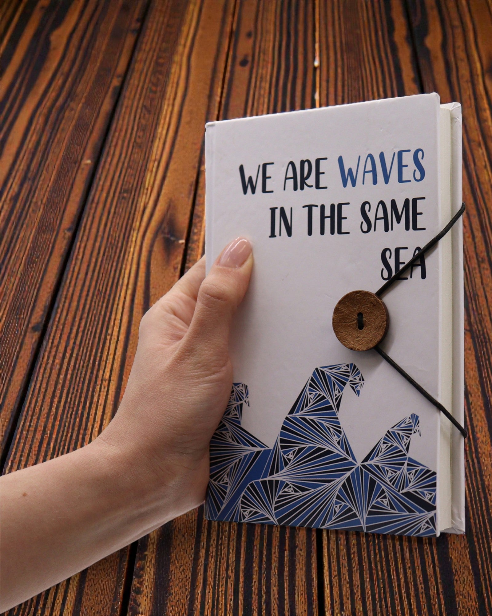 Leaves Together – pequeno caderno de notas com tira e botão de coco 18 × 12,5 cm, 200 páginas