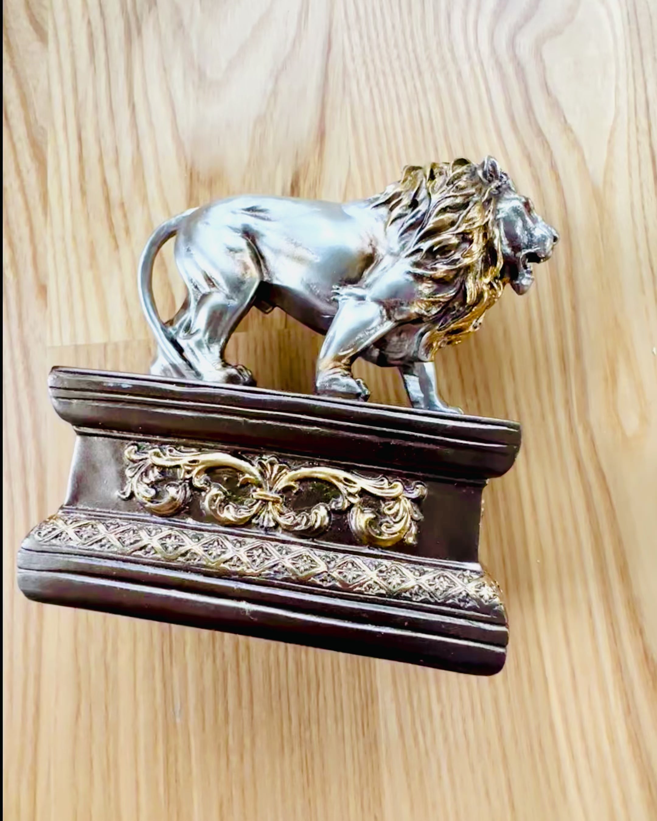 Lwi Strażnik – Figura com Possibilidade de Gravação