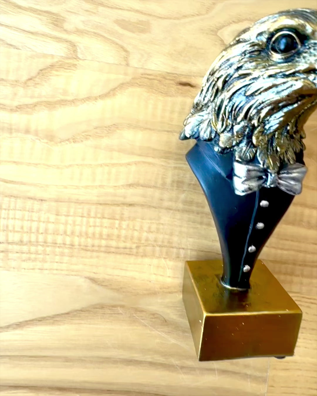 Figura de Cabeça de Águia Büffel Warden – em Casaco Elegante com Opção de Gravação para presente