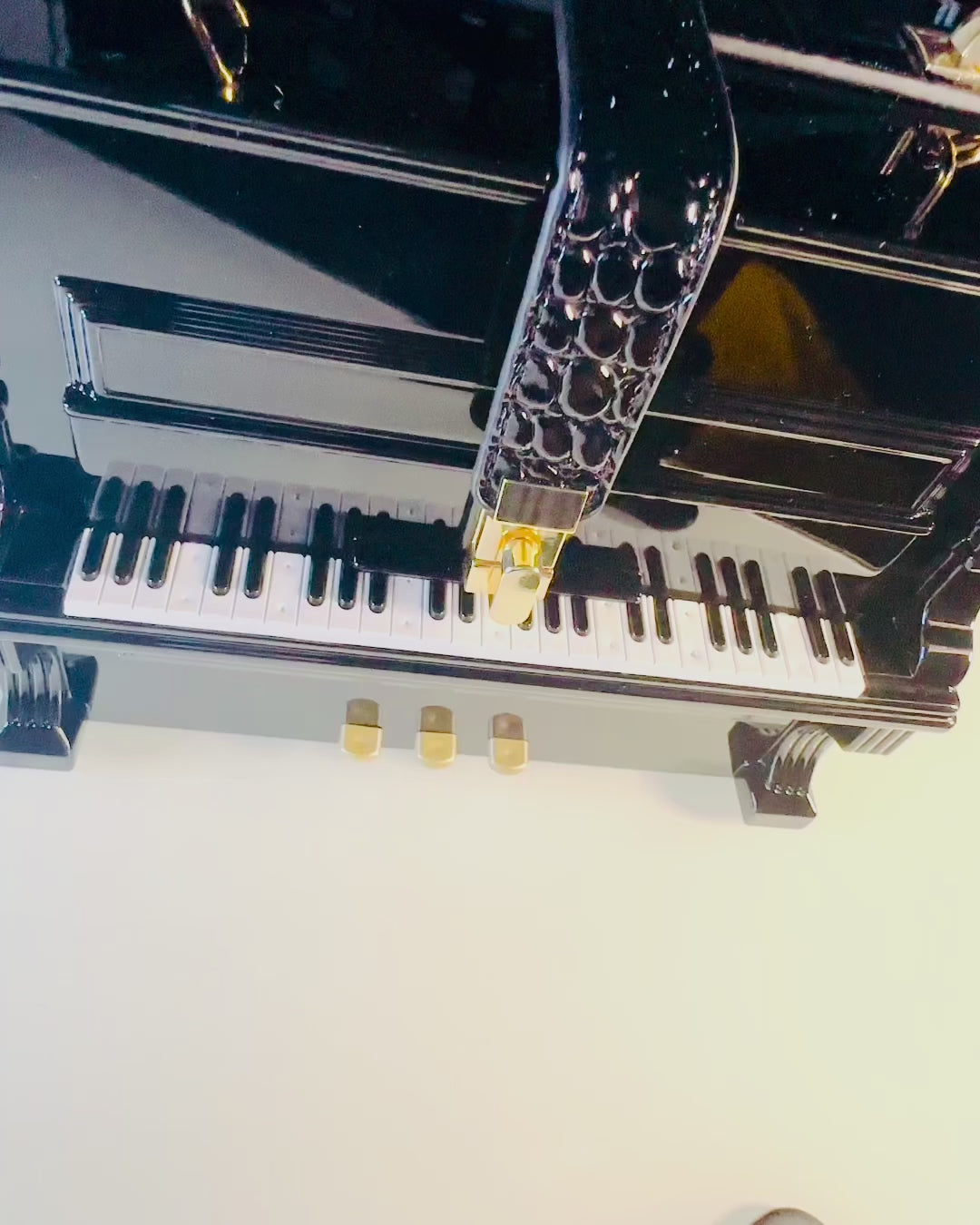 Mala Feminina “Piano Elegante” em Cores Preto e Branco