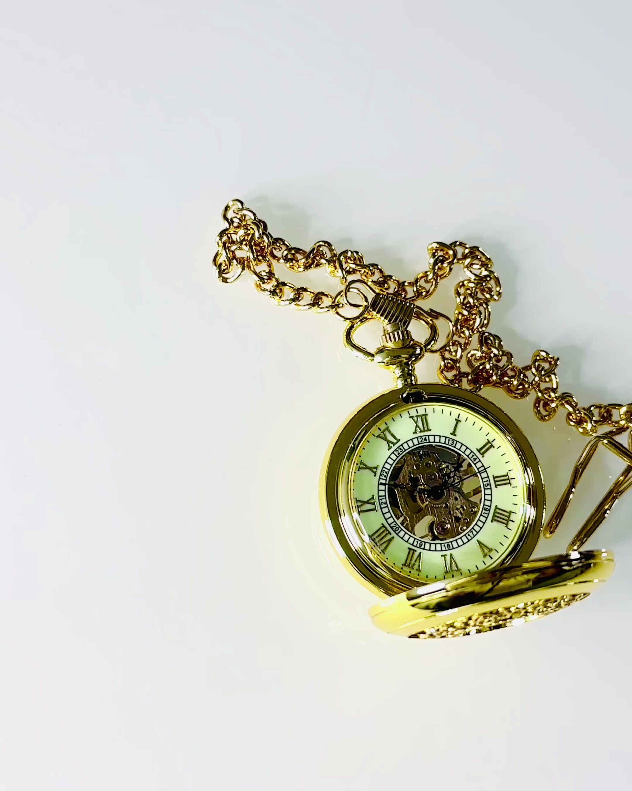 Relógio de Bolso Retro Esculpido com Mecanismo de Corda Manual, cor Dourada com Escala Romana e Mostrador Luminoso, Estilo Vintage