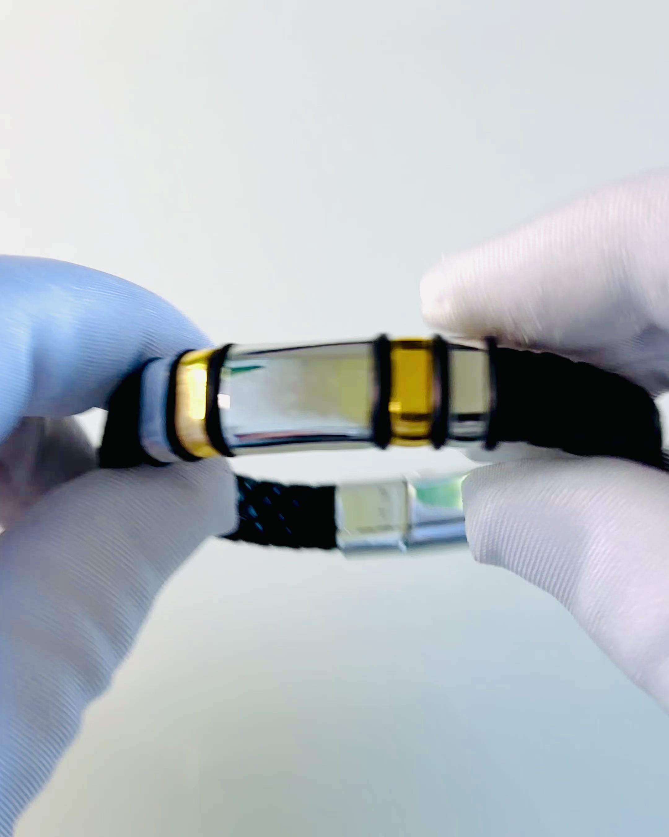 Pulseira Hip Hop Moderna para Homens com Gravação Personalizada e Fecho Magnético – Escolha o Estilo com Acabamentos em Prata ou Ouro, 22cm Couro PU