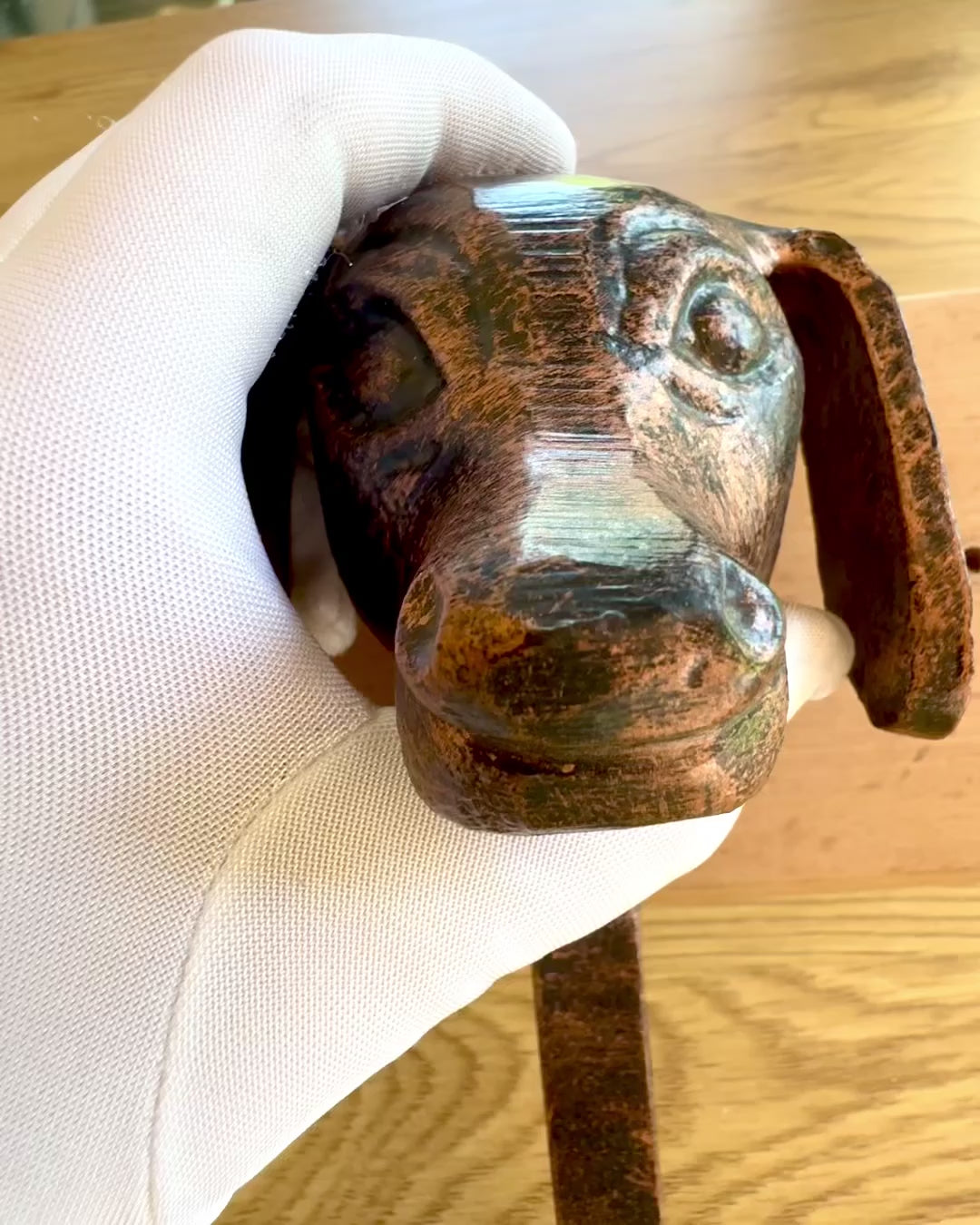 Cabide de latão Cão Amigo, feito à mão, possibilidade de personalização com gravação em madeira