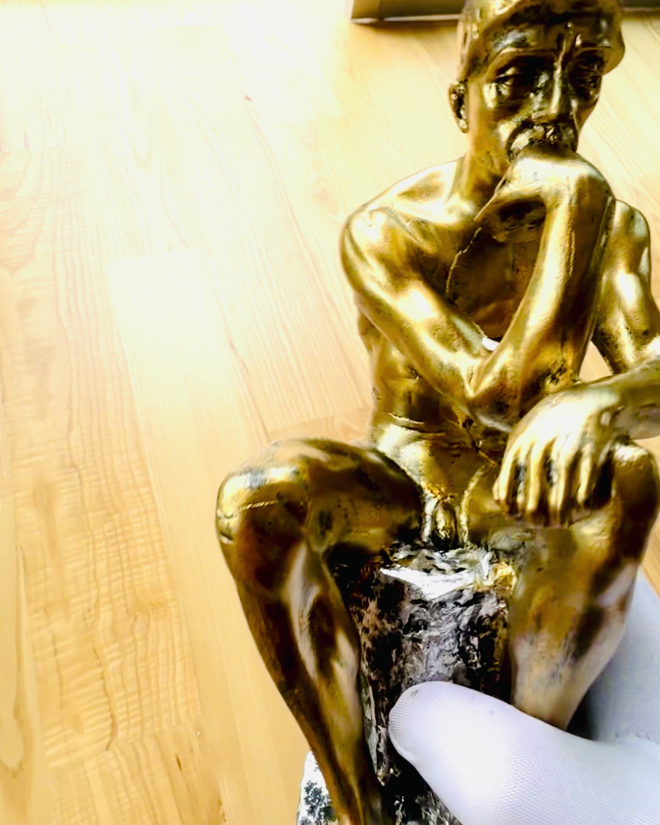 Złoty Myśliciel - Estatueta de resina, personalização com gravação