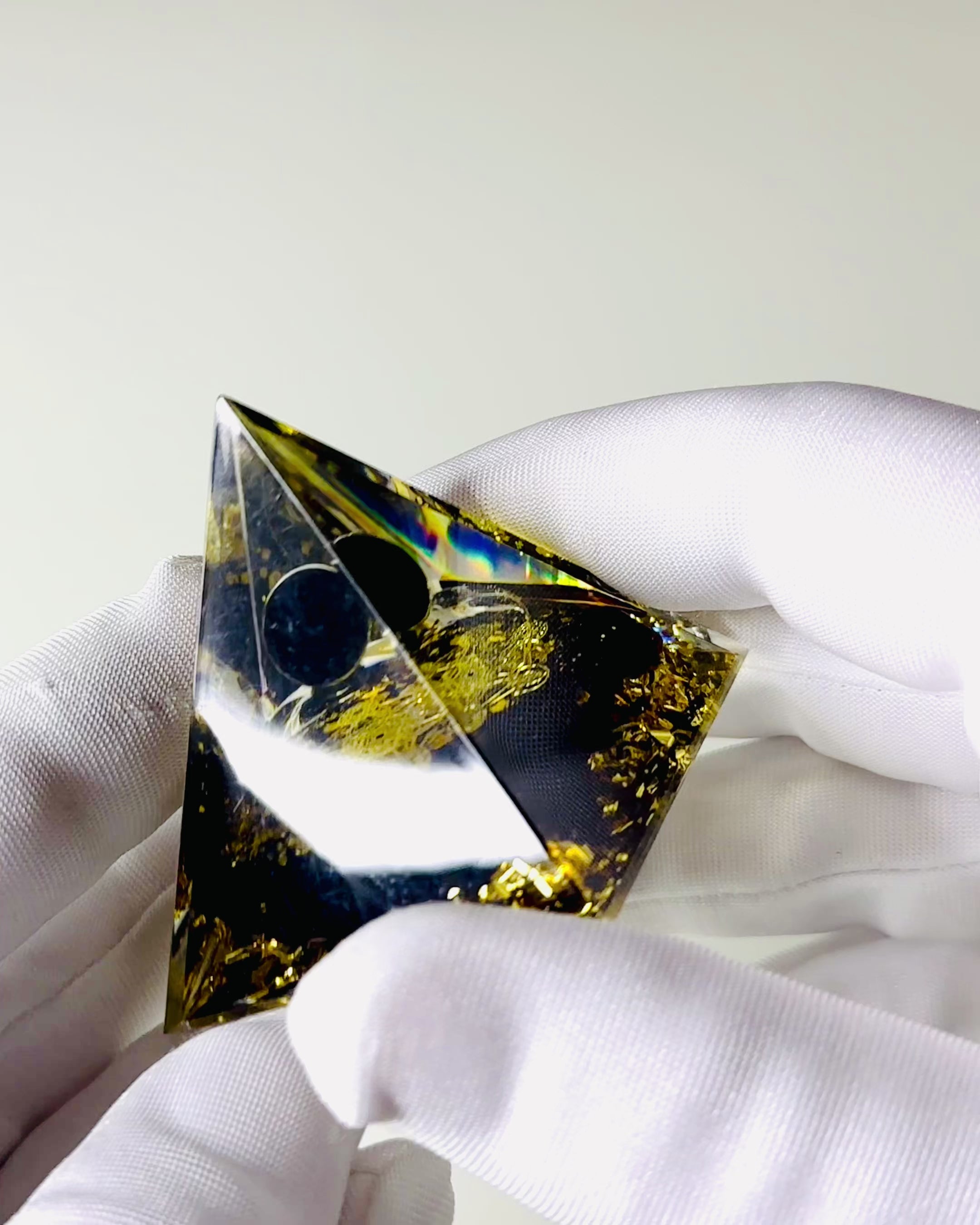 Pirâmide de Cristal de Ametista - Traz Energia Positiva e Apoia a Meditação. Cor dourado - preto