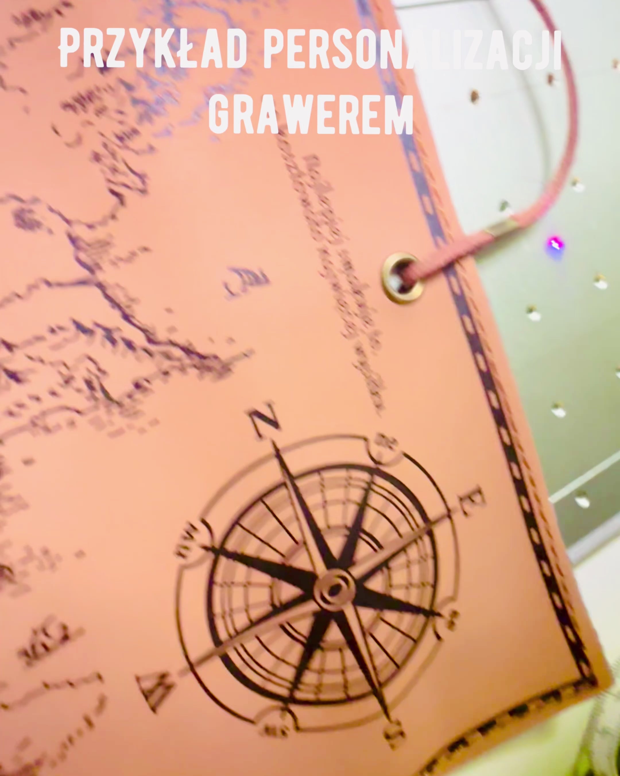 Retro Castanho Claro - estojo de couro mate, estilo Viajante com Mapa do Mundo – Prático e Espaçoso. Personalização com gravação.