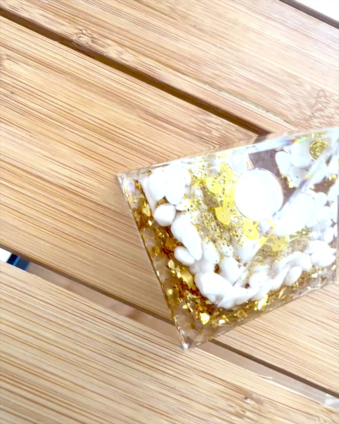 Pirâmide Energética de Orgonite com Pedras Brancas - "Golden Harmony", ideal para presente