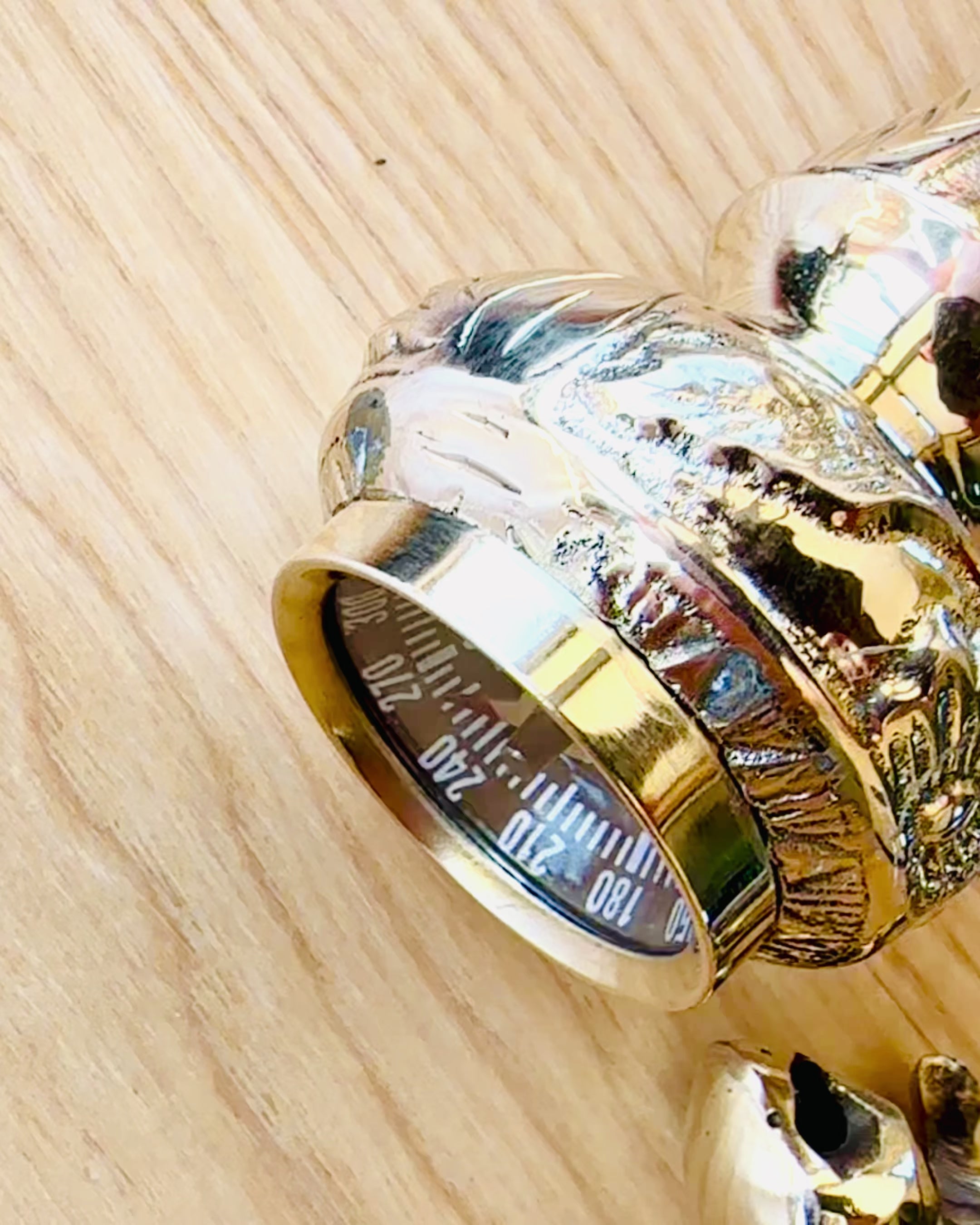 Kompasso Brown - Bengala para Caminhada - Madeira Esculpida à Mão - Edição Exclusiva com Opção de Gravação