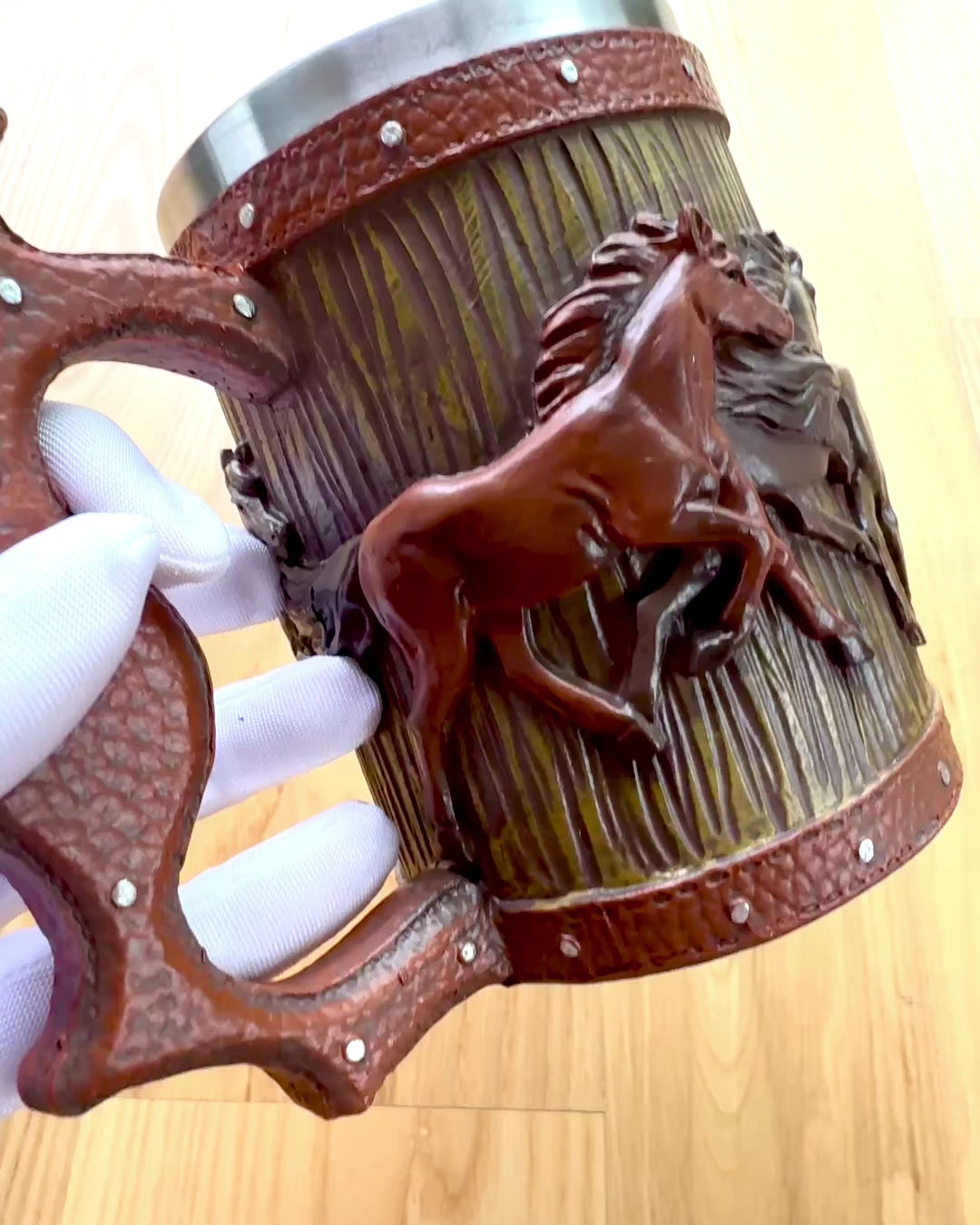 Caneca com Motivo de Cavalos, 330 ml, possibilidade de personalização com gravação para presente