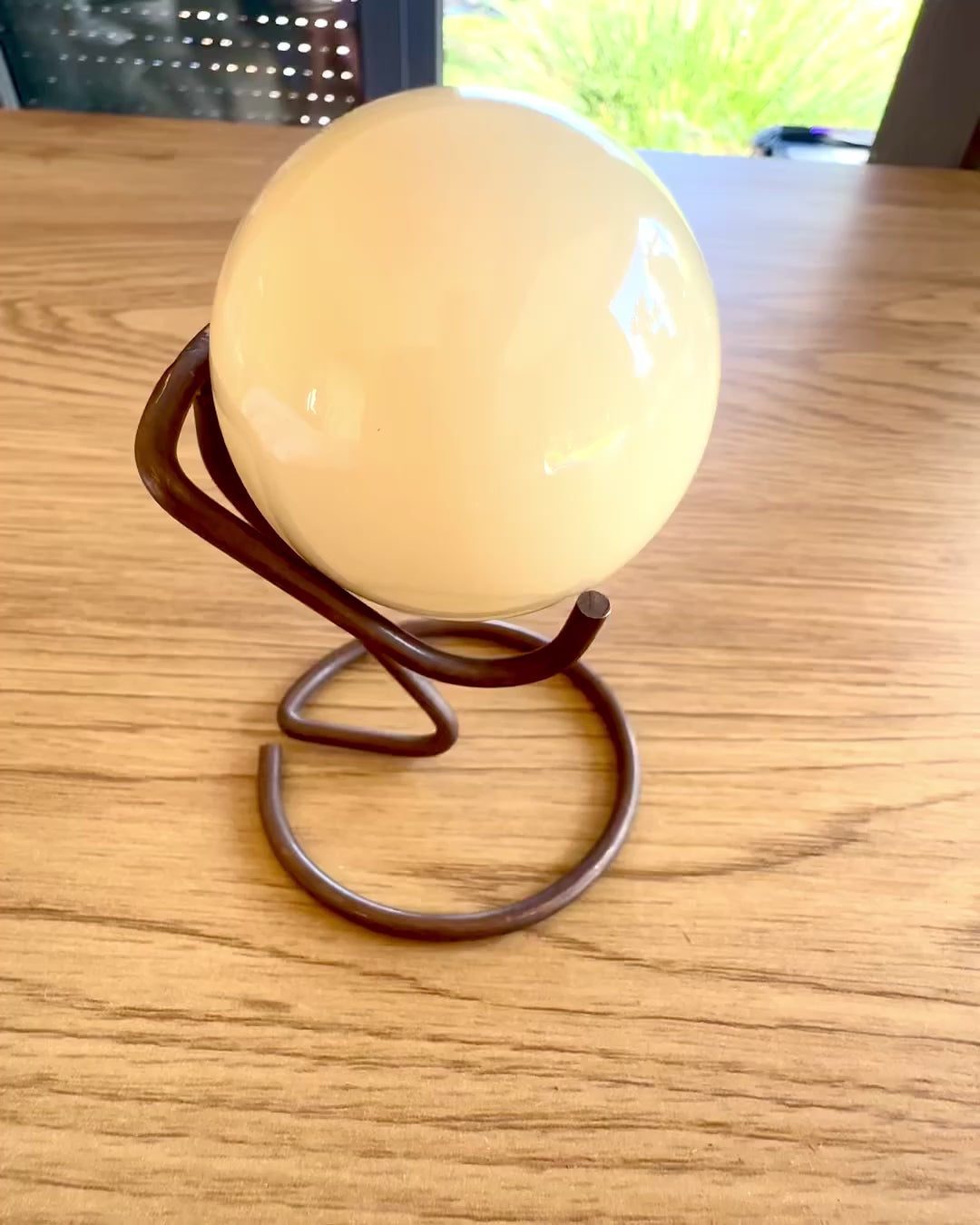 Bola de bilhar em suporte de latão, possibilidade de personalização com gravação para presente