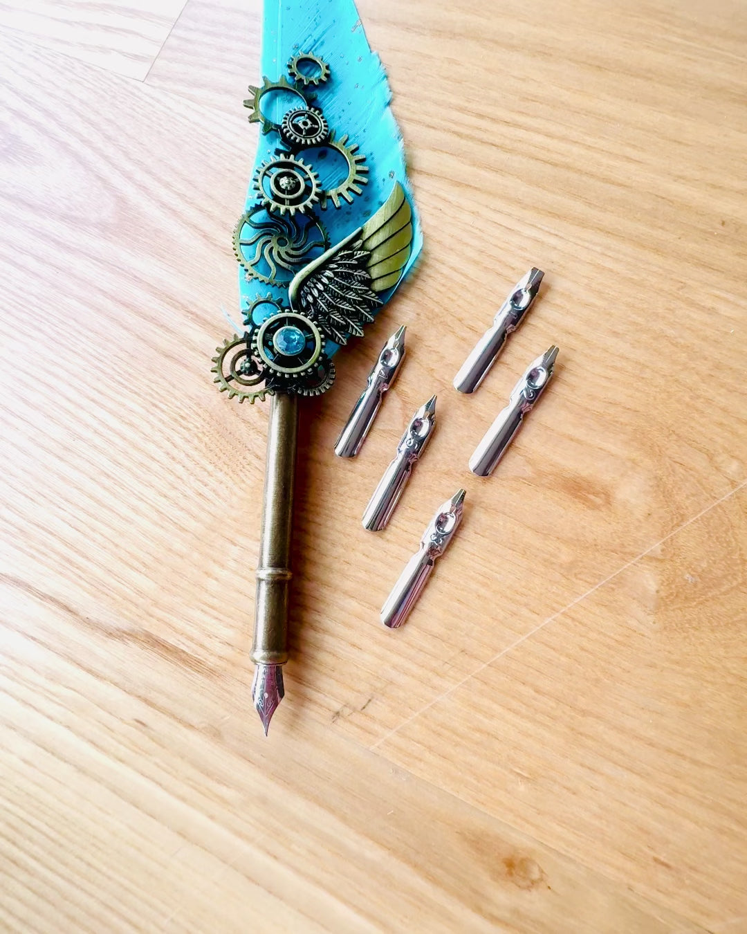 Caneta Caligráfica "Elegância Steampunk" com Pena de Peru - Feita à Mão 5 variantes à escolha, personalização com gravação para presente
