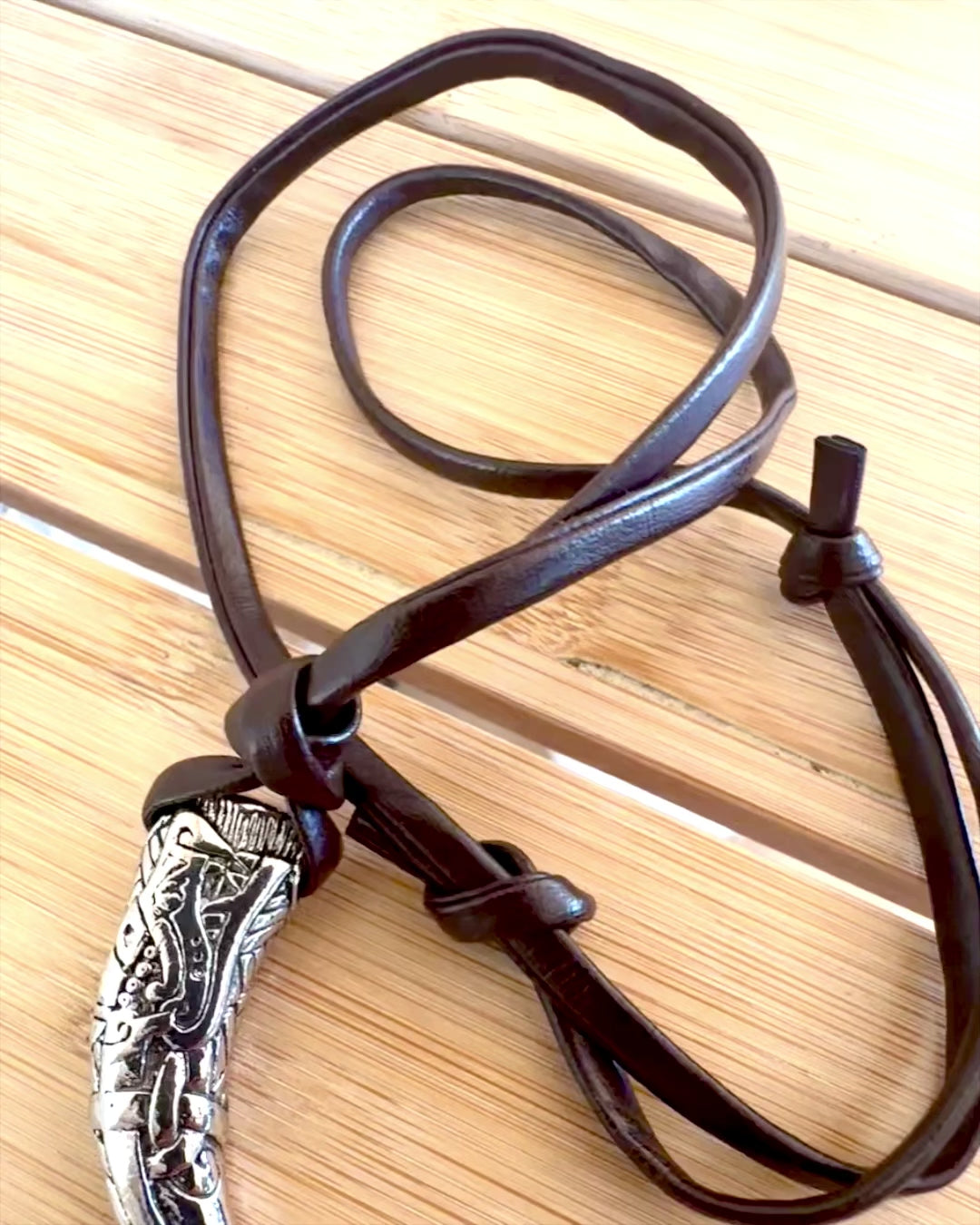 Canino de Lobo em aço inoxidável – Amuleto da Coragem, colar com possibilidade de personalização com gravação para presente