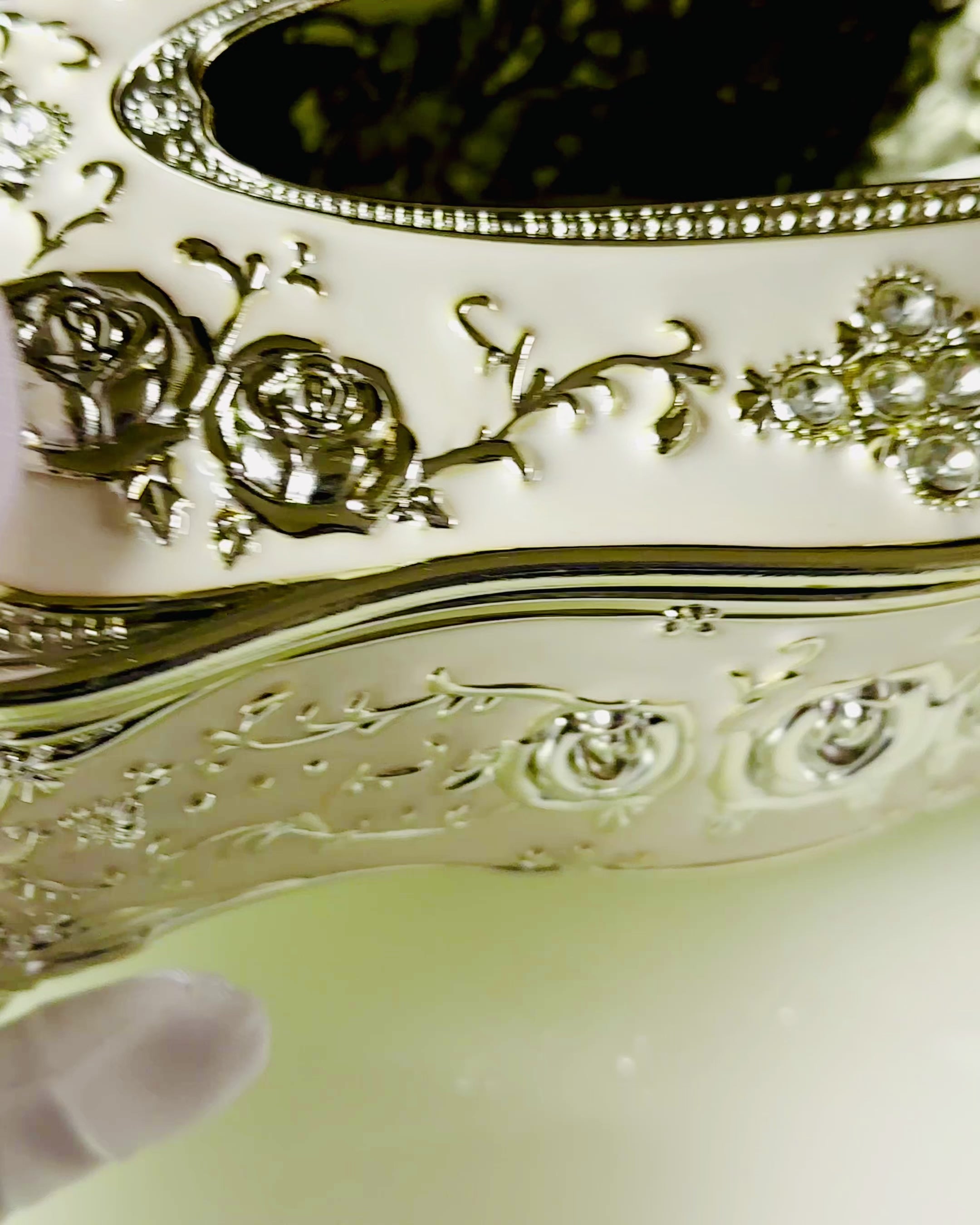 Caixa de Lenços com Padrão Relevado de Rosa - Acessório Elegante para Interiores, branco