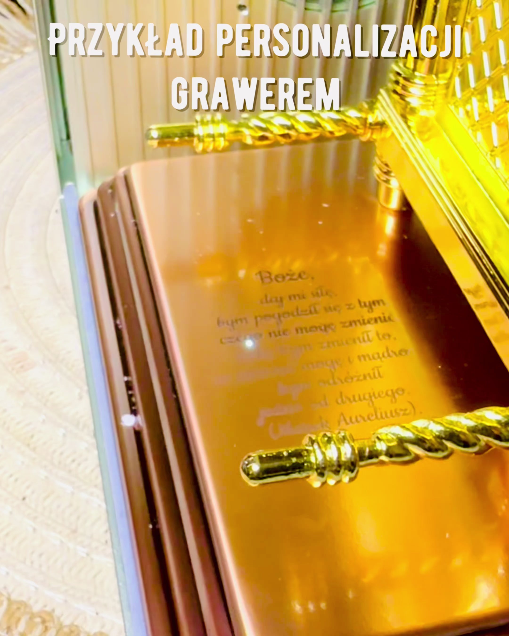 Majestosa Miniatura da Arca da Aliança em Moldura Dourada 11,2 x 5,8 x 7,3cm - Arca Exclusiva, Decoração em Edição Dourada