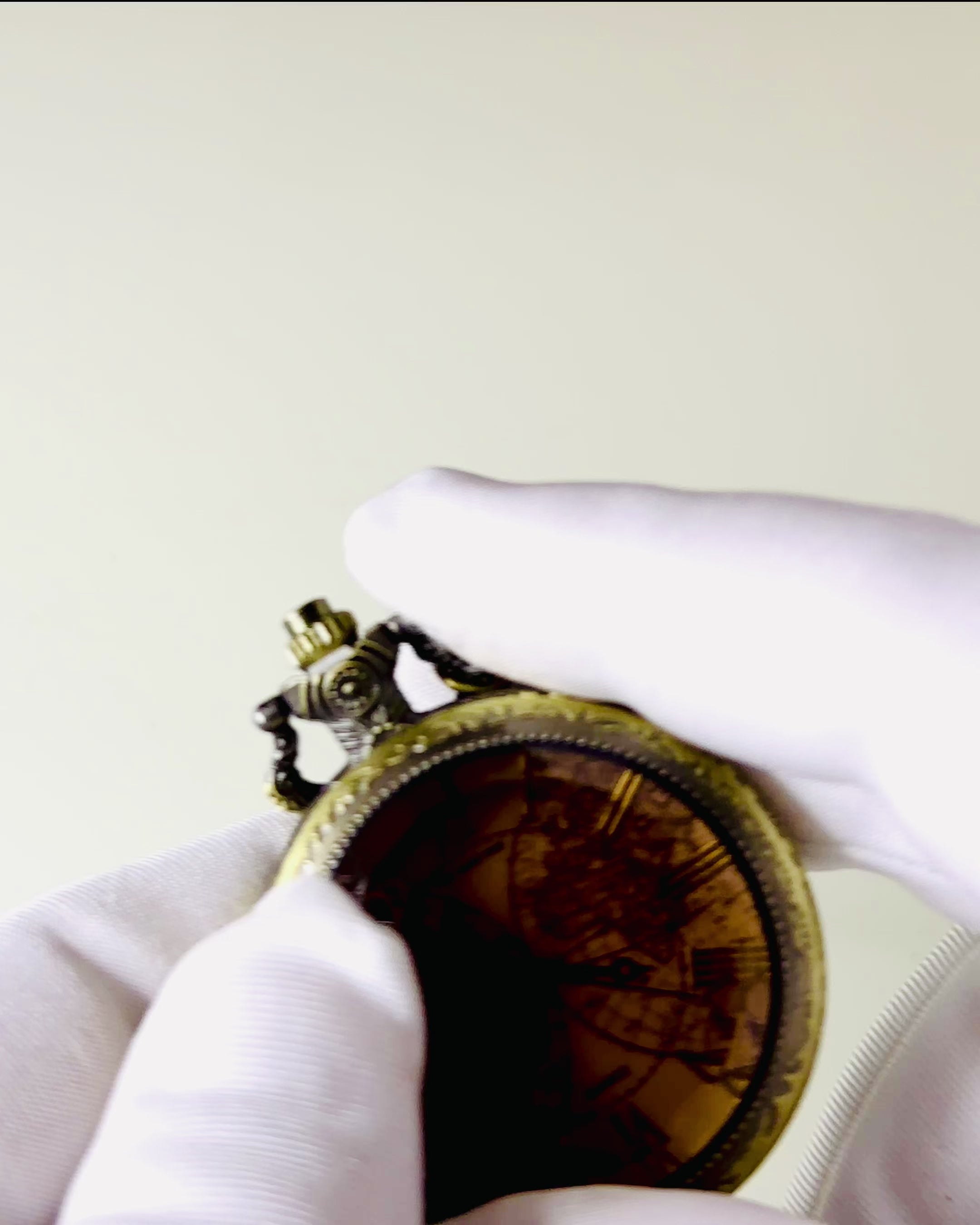 Relógio de Bolso Clássico de Quartzo com Mapa-Múndi – Pingente com Corrente em Estilo Vintage para Ela e para Ele, gravura