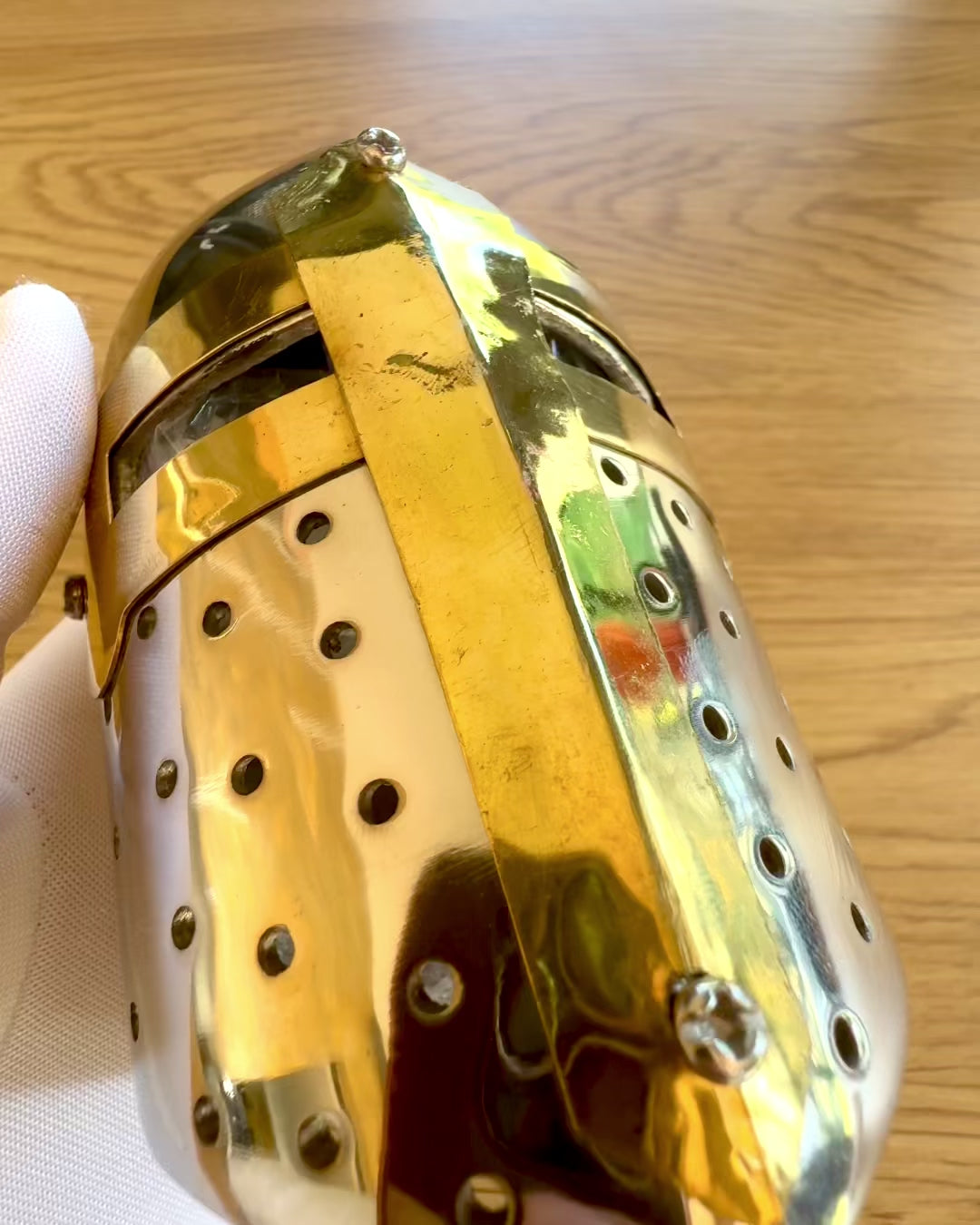 Mini Elmo de Cavaleiro "Guardian" em latão – feito à mão, 12 cm, possibilidade de personalização com gravação para presente