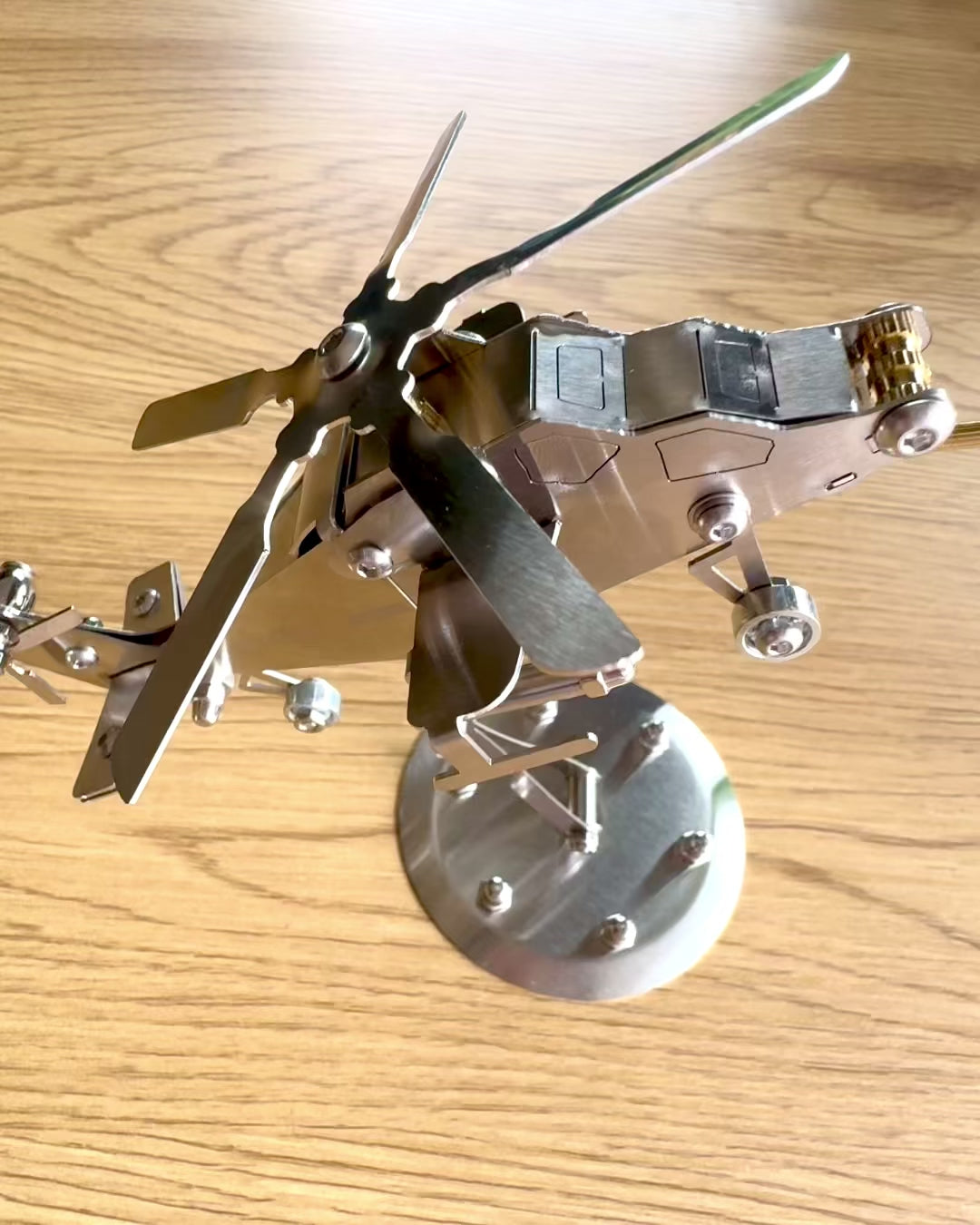 Modelo Metálico de Helicóptero "SkyRider" – Suporte de Secretária Ajustável com Personalização Gravada para Presente