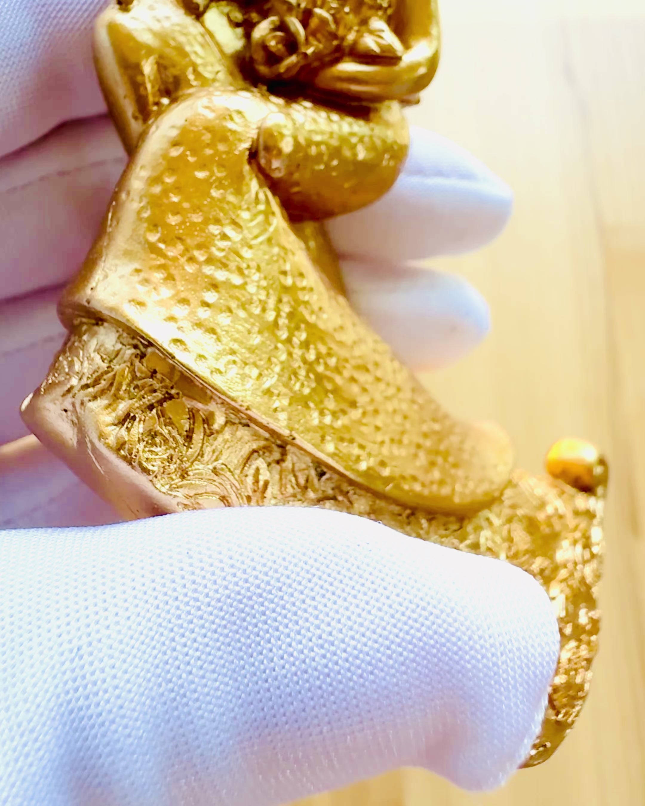 Figura "Amor Eterno" cor dourada - 11 cm, Pequena Figura Decorativa com Opção de Gravação