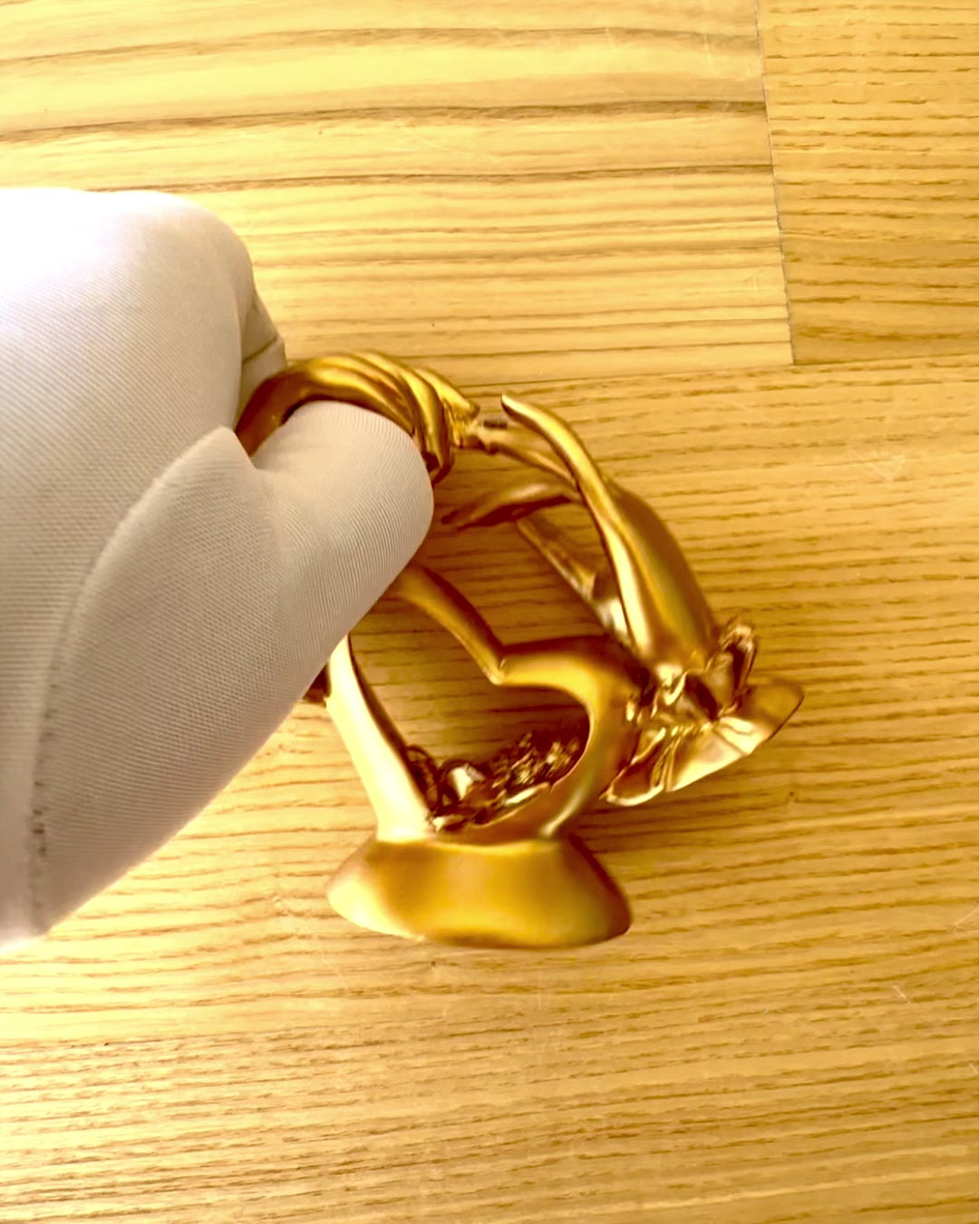 Figura "Toque de Amor" 10 cm de altura, com Opção de Gravação para presente