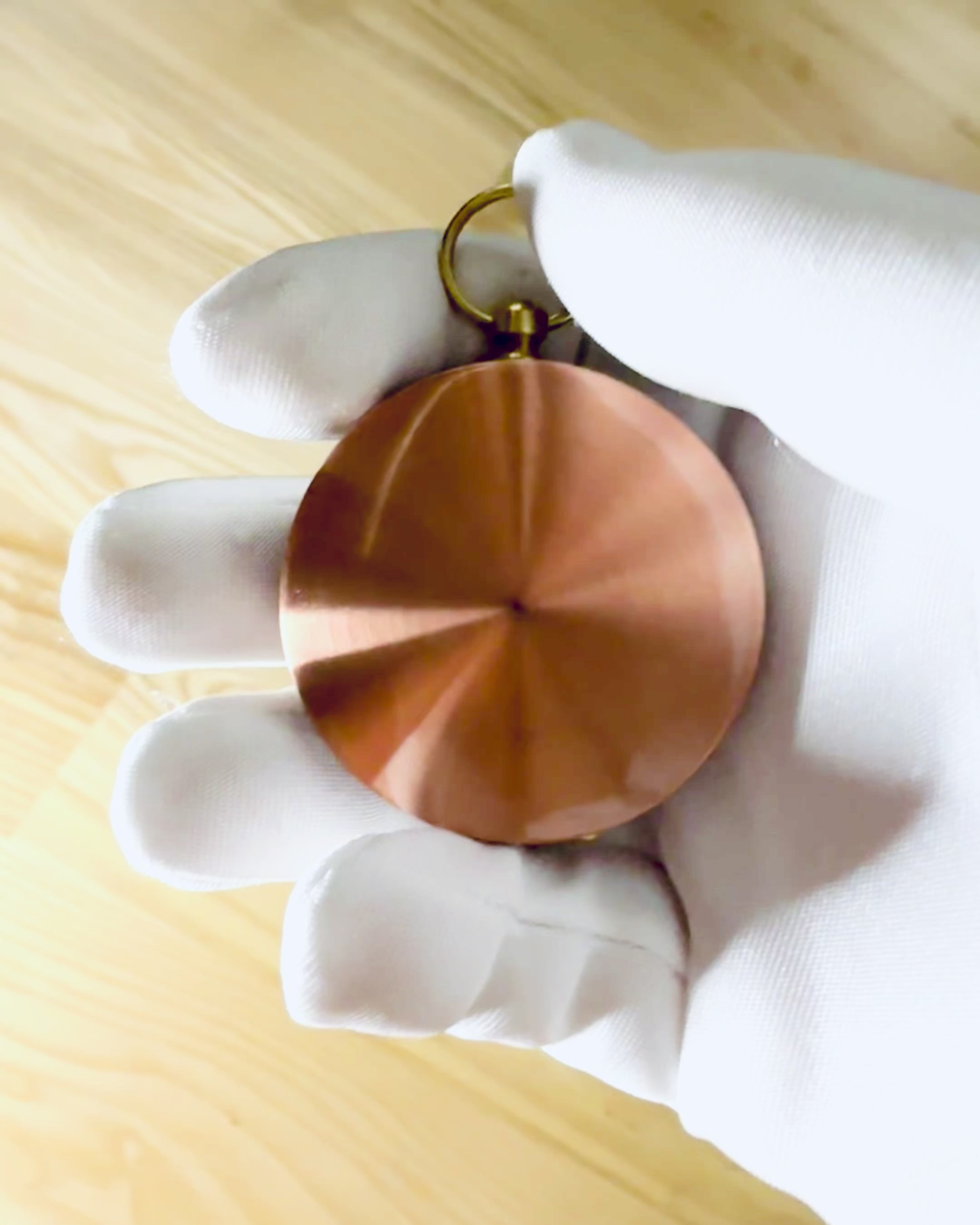 Bússola ouro rosa - navegação em estilo retro – instrumento portátil e preciso para determinação de direção para viajantes e exploradores. Gravação, personalização.