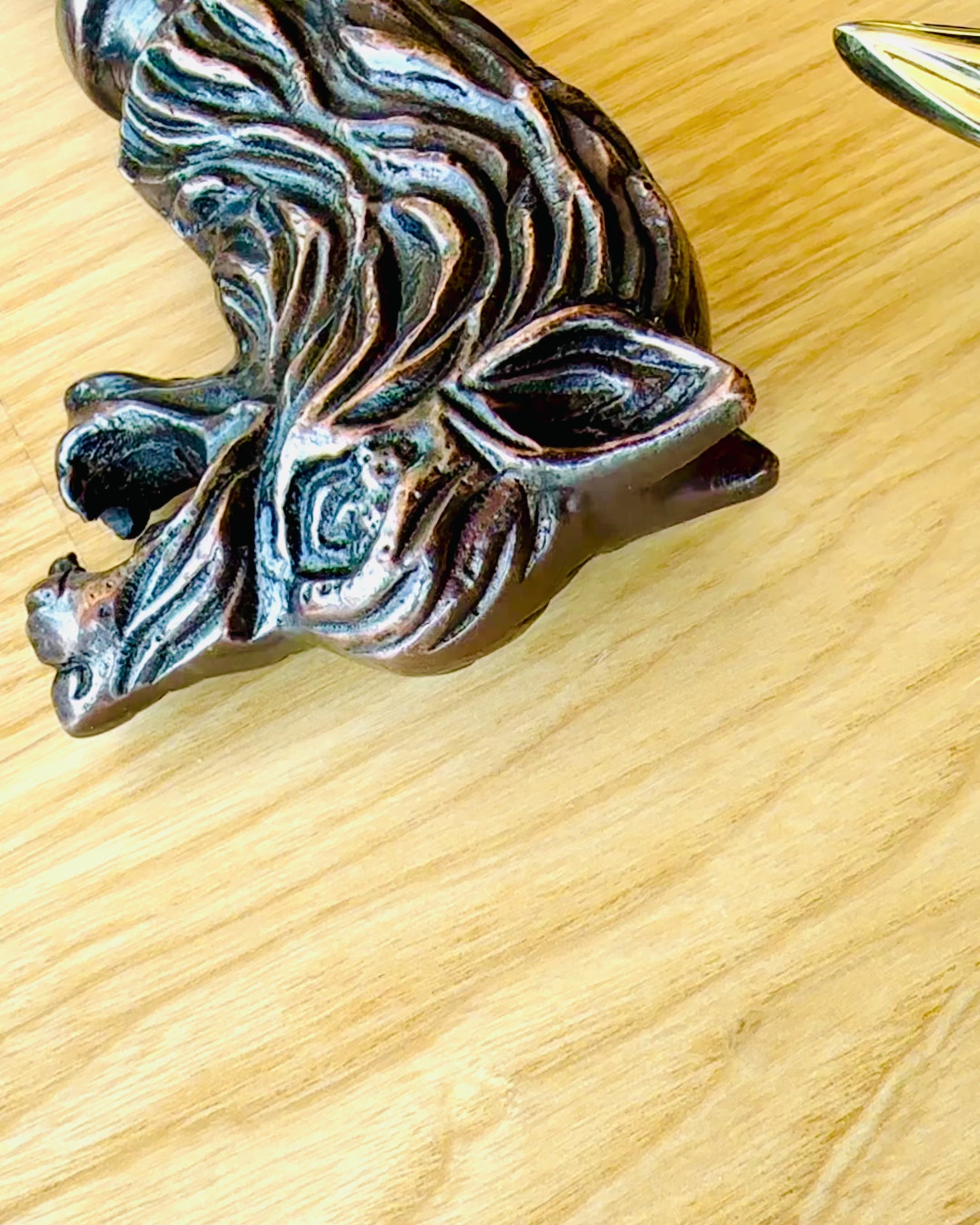 Bengala de Passeio 'Wolf' - Madeira de Manga Indiana com Possibilidade de Gravação, castanho com padrão esculpido