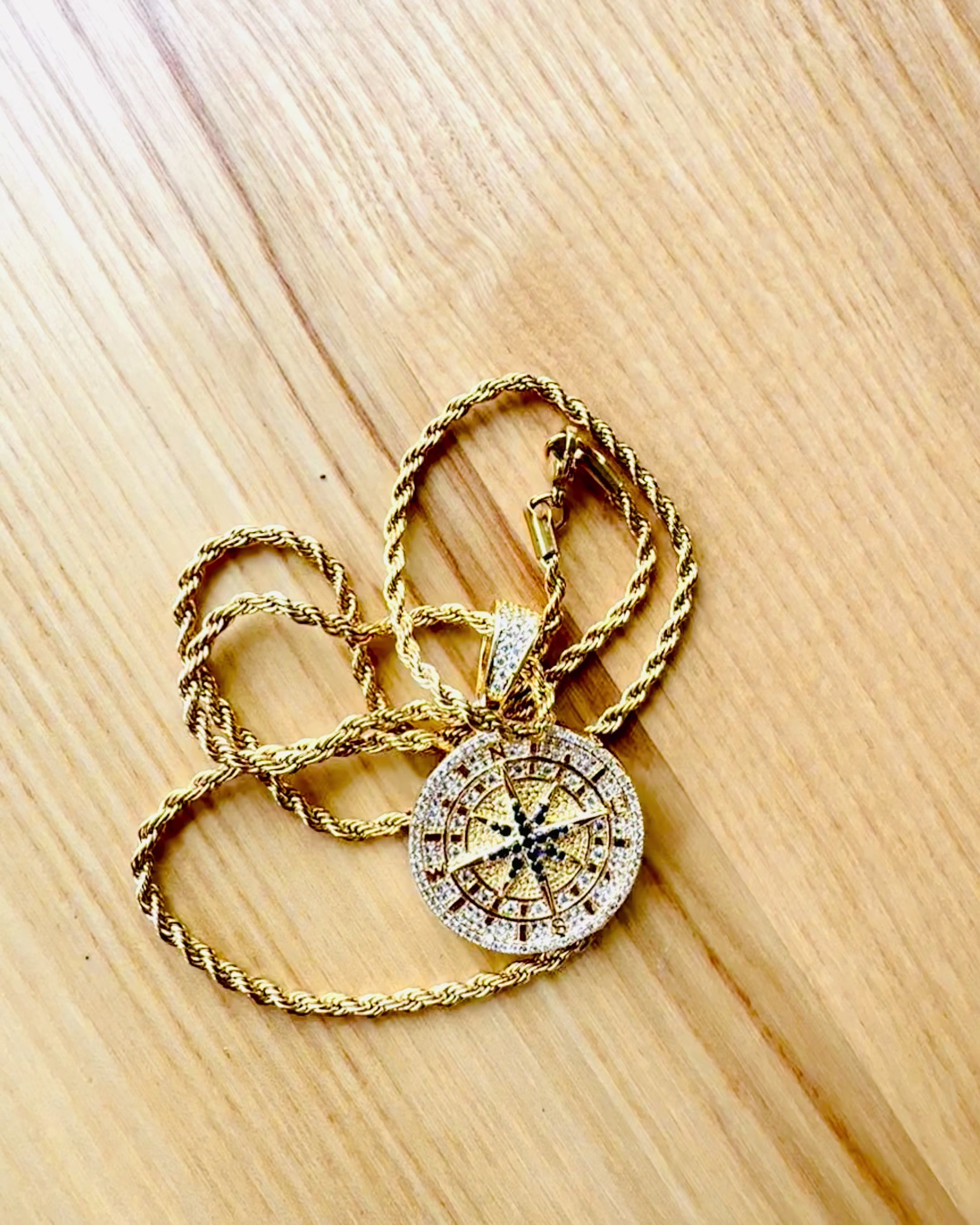 Colar com Pendente de Bússola em Estilo Glamour com Zircónias para Mulheres e Homens - cor dourada, gravação