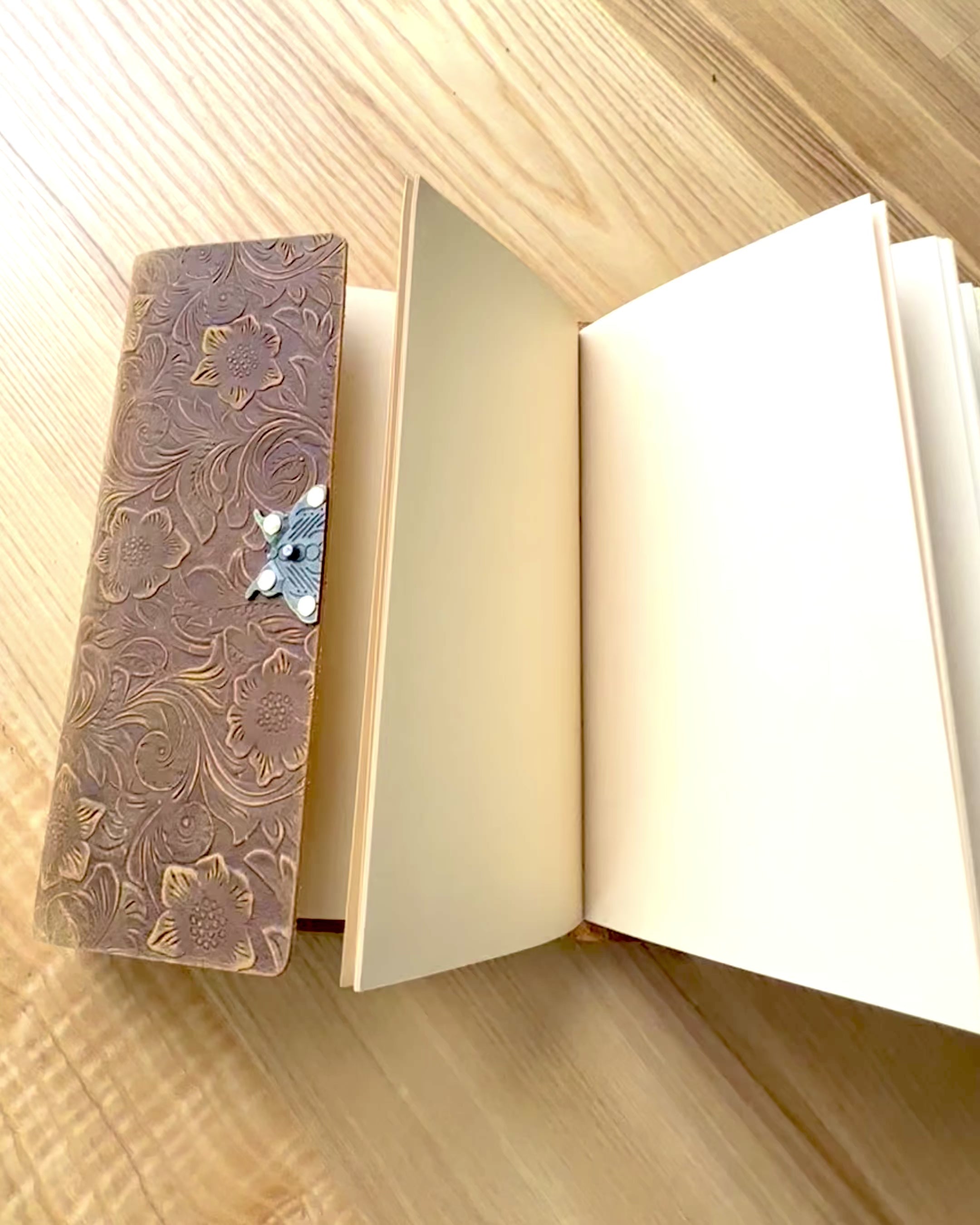 Caderno Retro de Luxo com Capa de Couro - "Vintage Elegance", 480 páginas, possibilidade de personalização com gravação