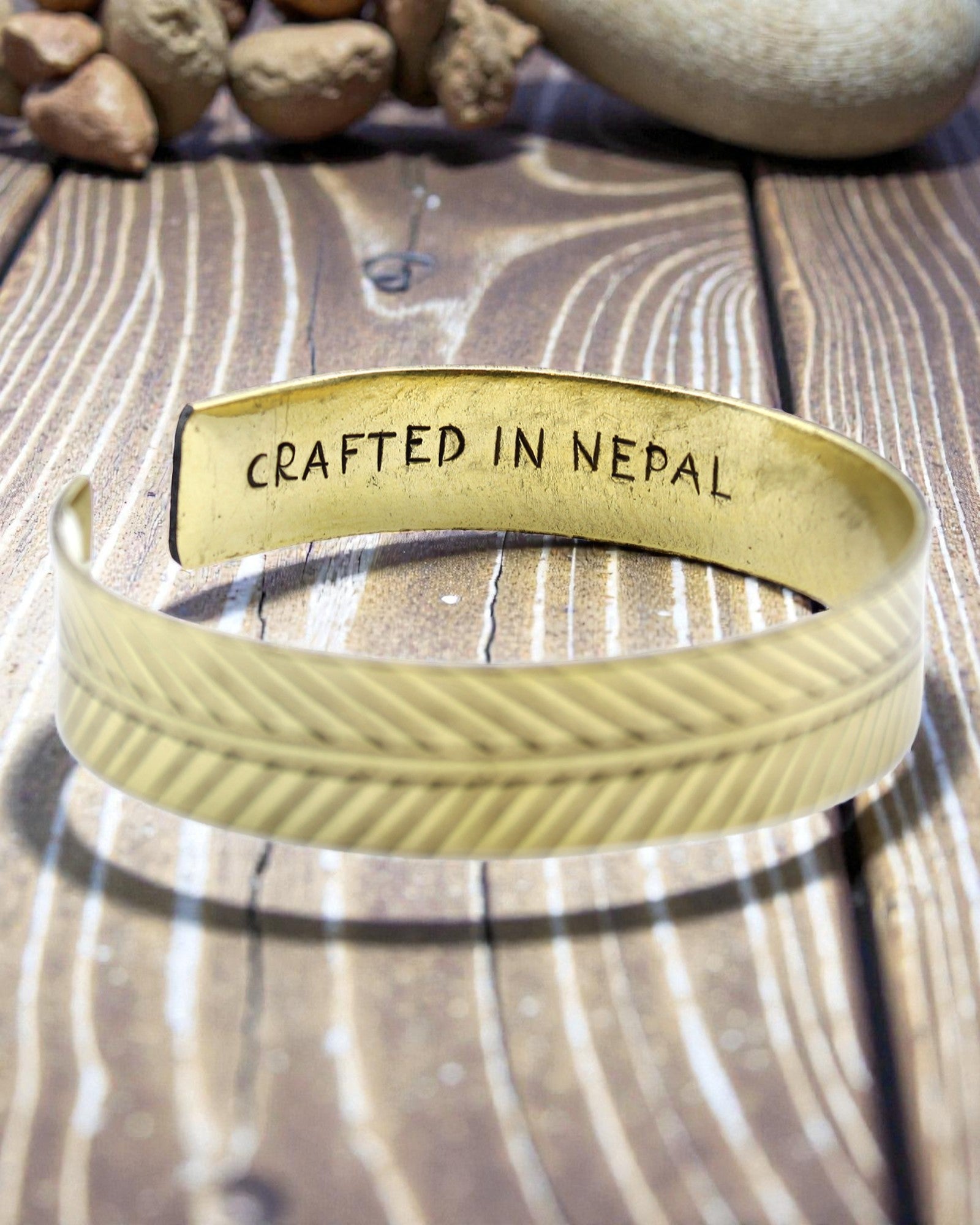 Pulseira Tibetana de Latão Folha Dourada – Tribal Larga
