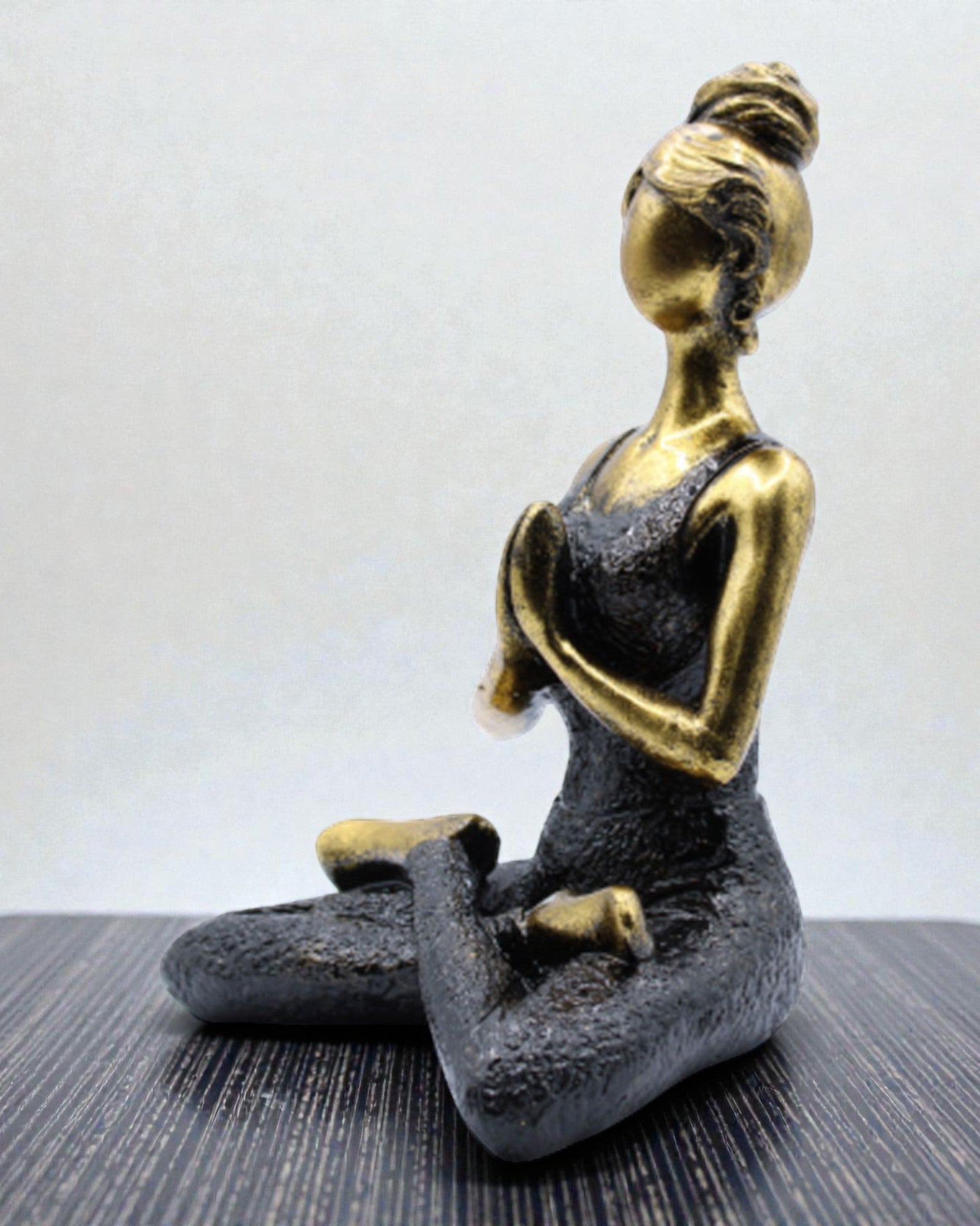 Figura de Mulher 24 cm – Ioga Força Dourado-Preto