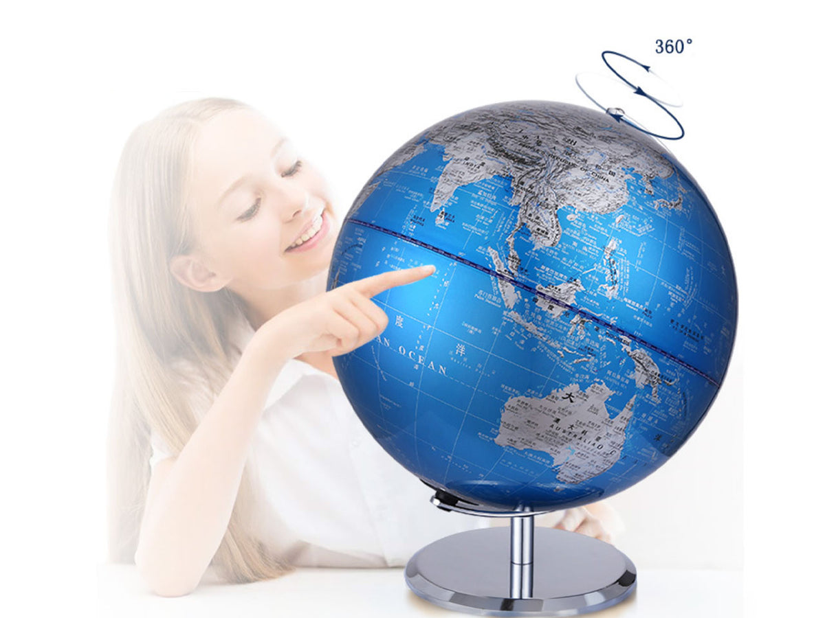 Globo decorativo pequeno em tons de azul e prateado, com possibilidade de personalização por gravação, ideal como presente, altura de 20 cm, elegante decoração para a sala com nomes geográficos em inglês e chinês.