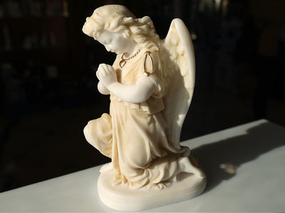 Anjo de alabastro em oração - figura de alabastro de 25cm com possibilidade de personalização por gravação