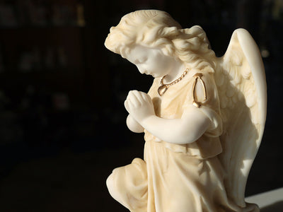 Anjo de alabastro em oração - figura de alabastro de 25cm com possibilidade de personalização por gravação