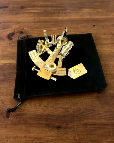 Sextante Artístico de cor dourada - possibilidade de personalização com gravação