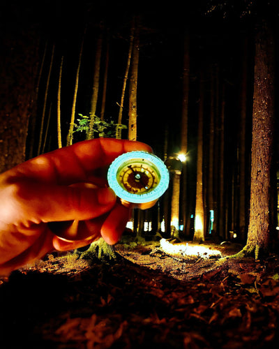 Bússola de Latão à Prova de Água com Efeito Luminoso - Essencial para Caminhadas e Campismo, personalização com gravação