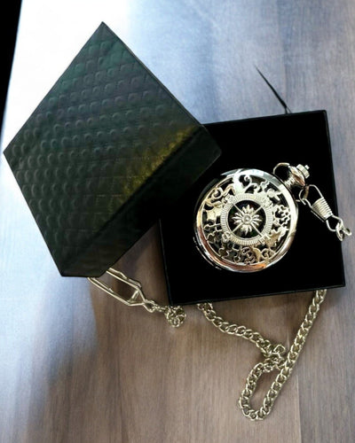 Bússola de Bolso Prateada em Estilo Retro com Padrão Vazado – Elegante e Prática. Gravura