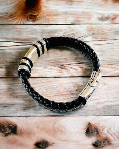 Pulseira Hip Hop Moderna para Homens com Gravação Personalizada e Fecho Magnético – Escolha o Estilo com Acabamentos em Prata ou Ouro, 22cm Couro PU