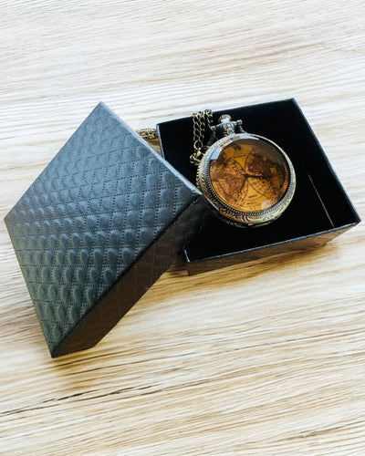 Relógio de Bolso Clássico de Quartzo com Mapa-Múndi – Pingente com Corrente em Estilo Vintage para Ela e para Ele, gravura