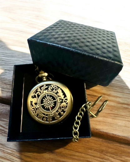 Antiga Bússola de Bolso em Bronze e Ouro com Padrão Vazado – Perfeita para Exploradores e Amantes do Retro. Personalização com gravação